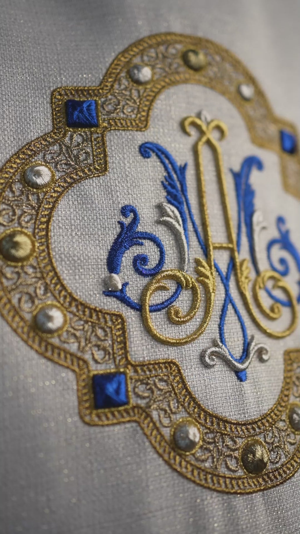 Liturgisches Messgewand mit gesticktem Marienwappen