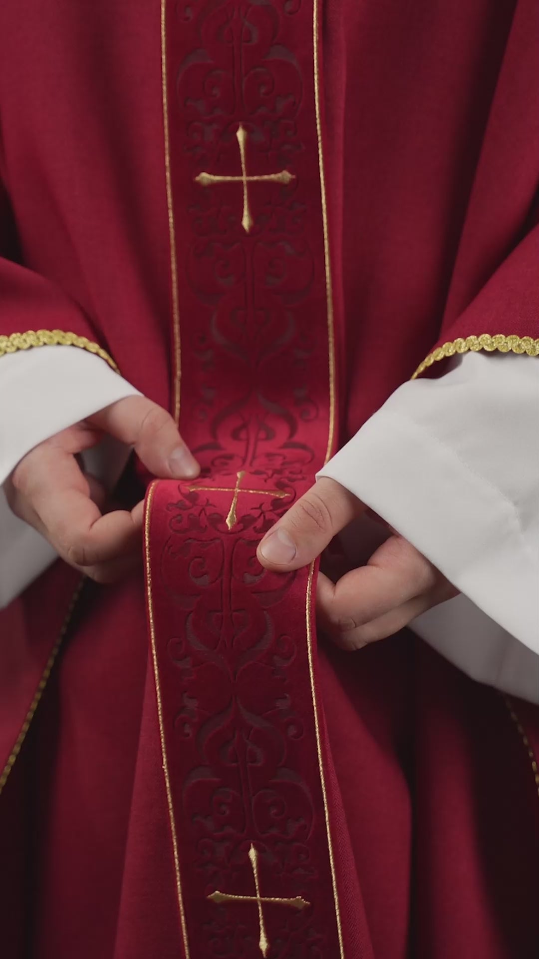 Kasel in roter Farbe mit gesticktem Kreuzband