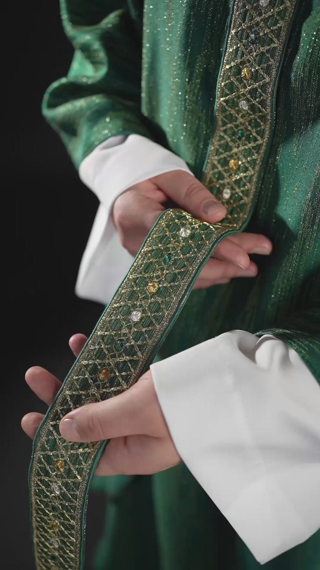 Grünes Messgewand mit besticktem Streifen und Kragen