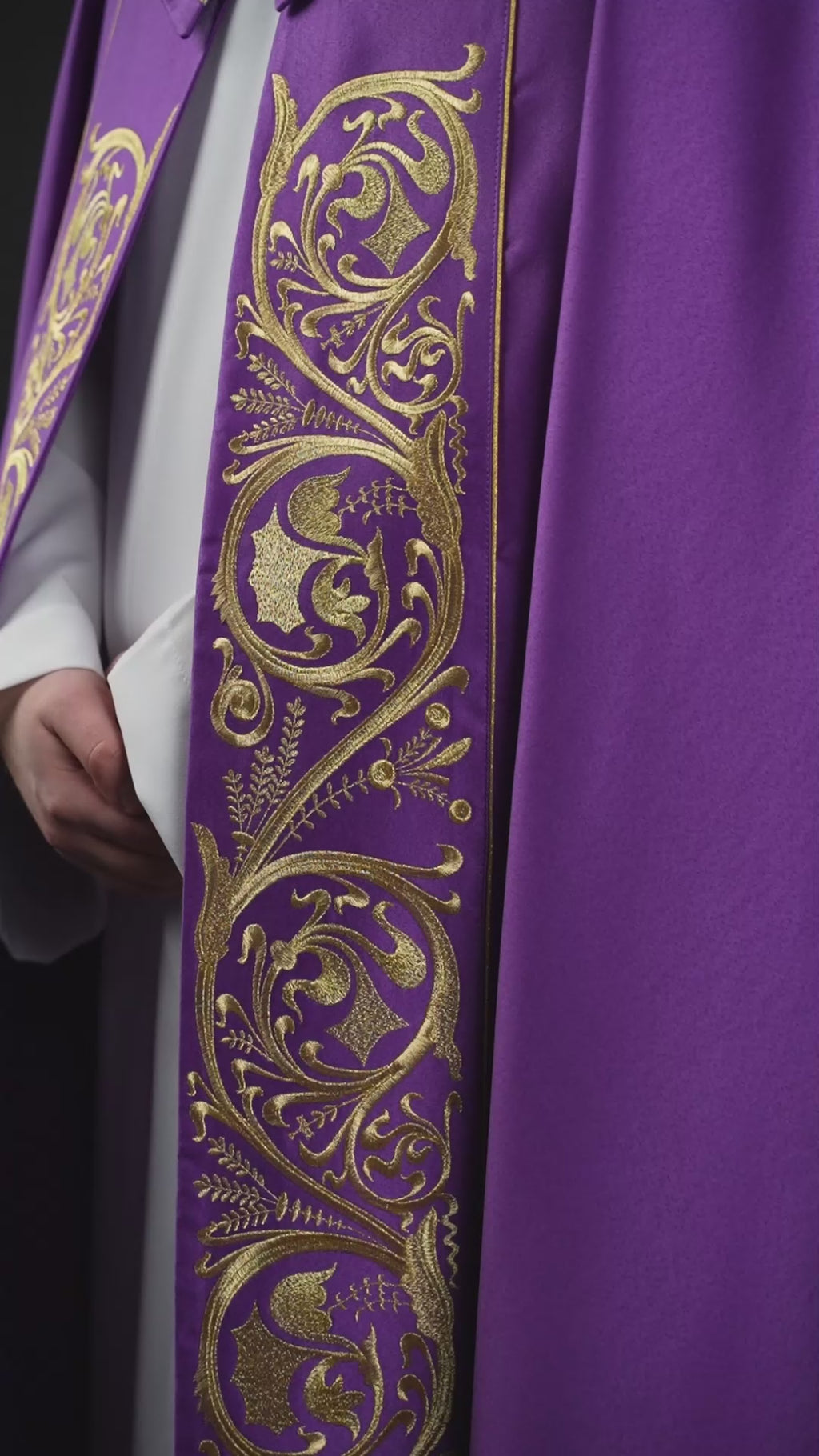 Violette liturgische Kapelle mit goldenem IHS-Monogramm