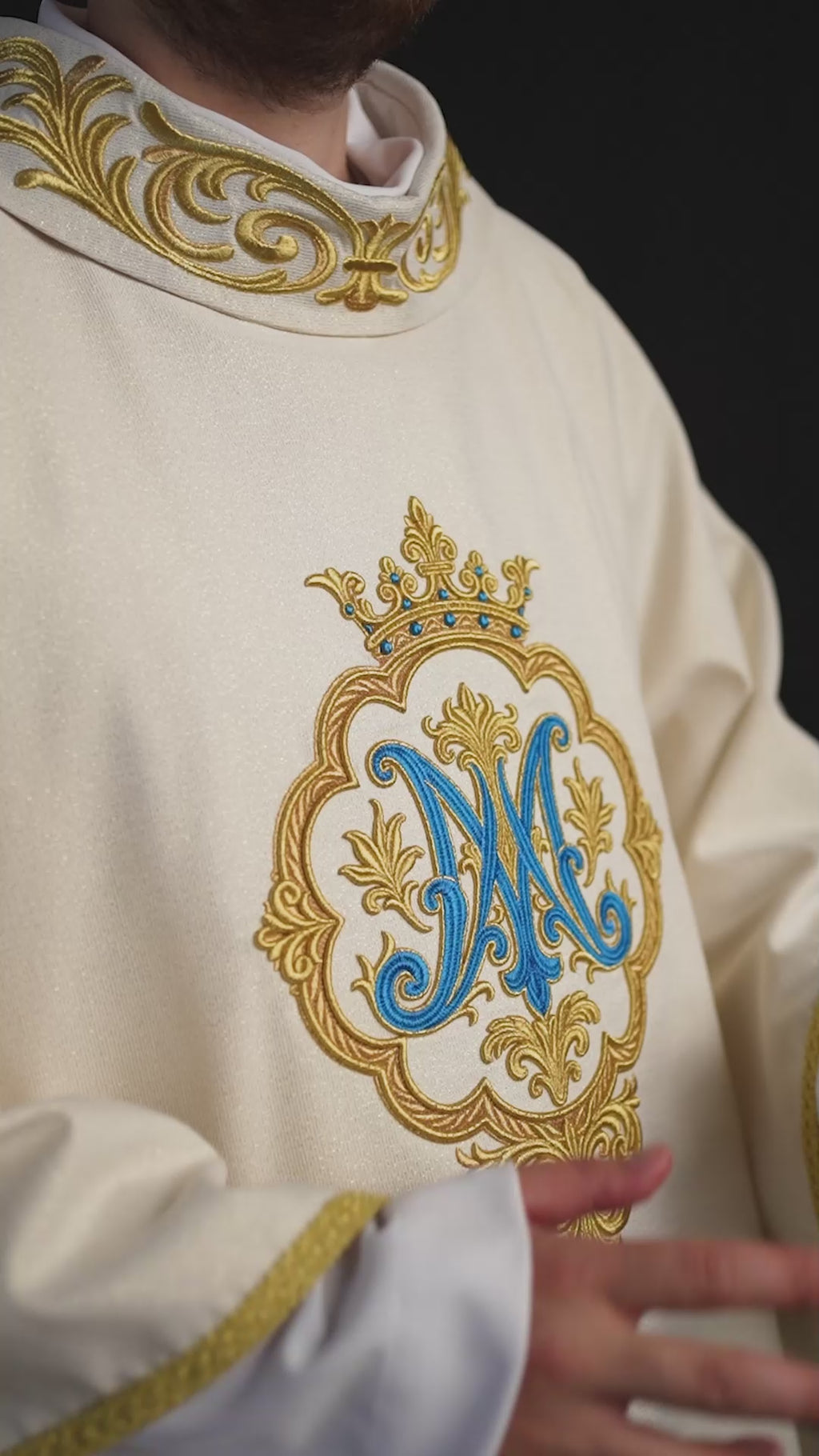 Liturgisches Messgewand mit gesticktem Marienwappen und Krone