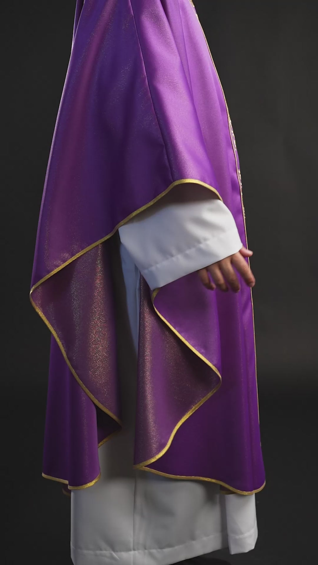 Violette, reich bestickte, schimmernde Kasel