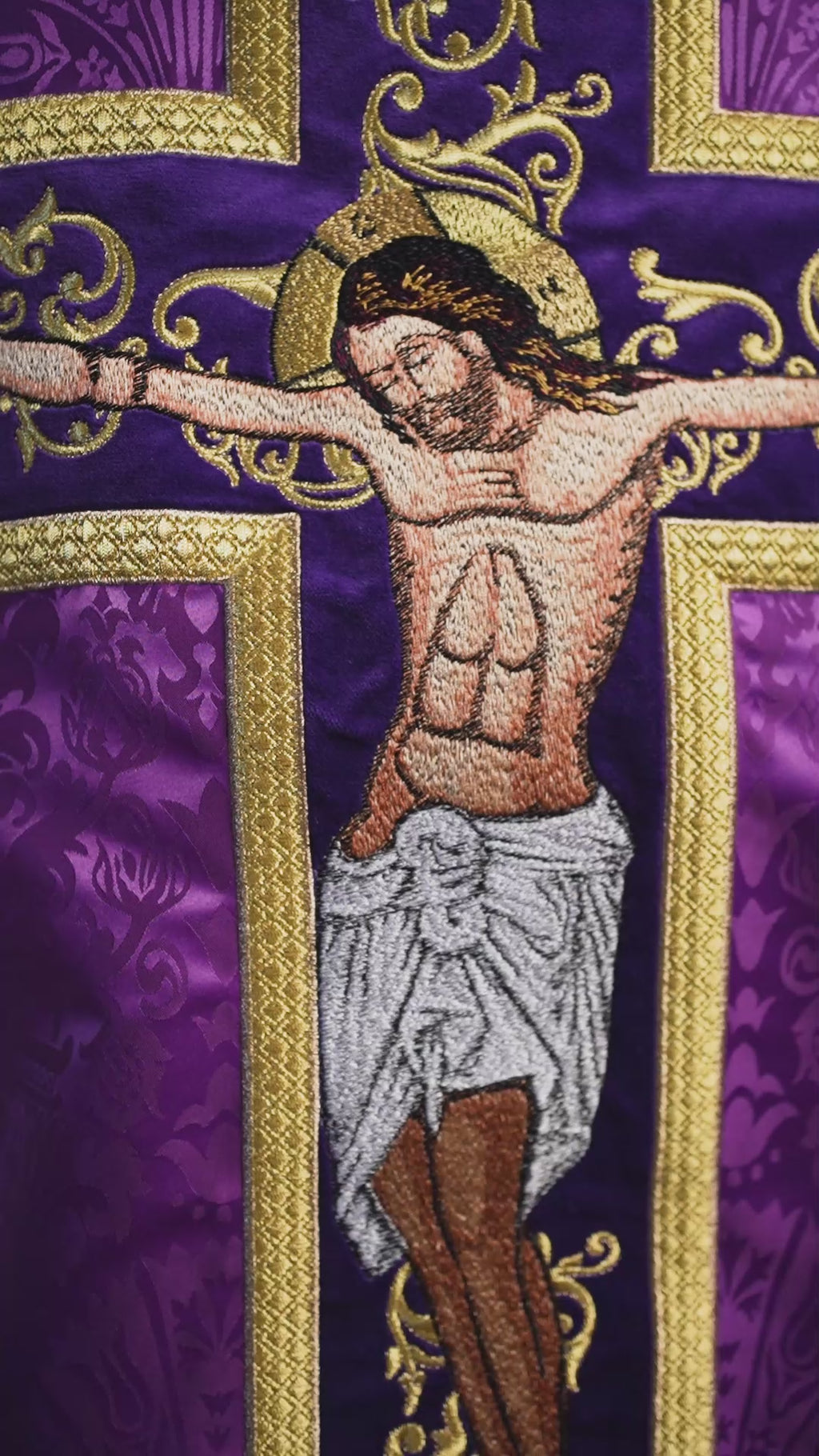 Lila Messgewand, bestickt mit dem Muster von Jesus Christus