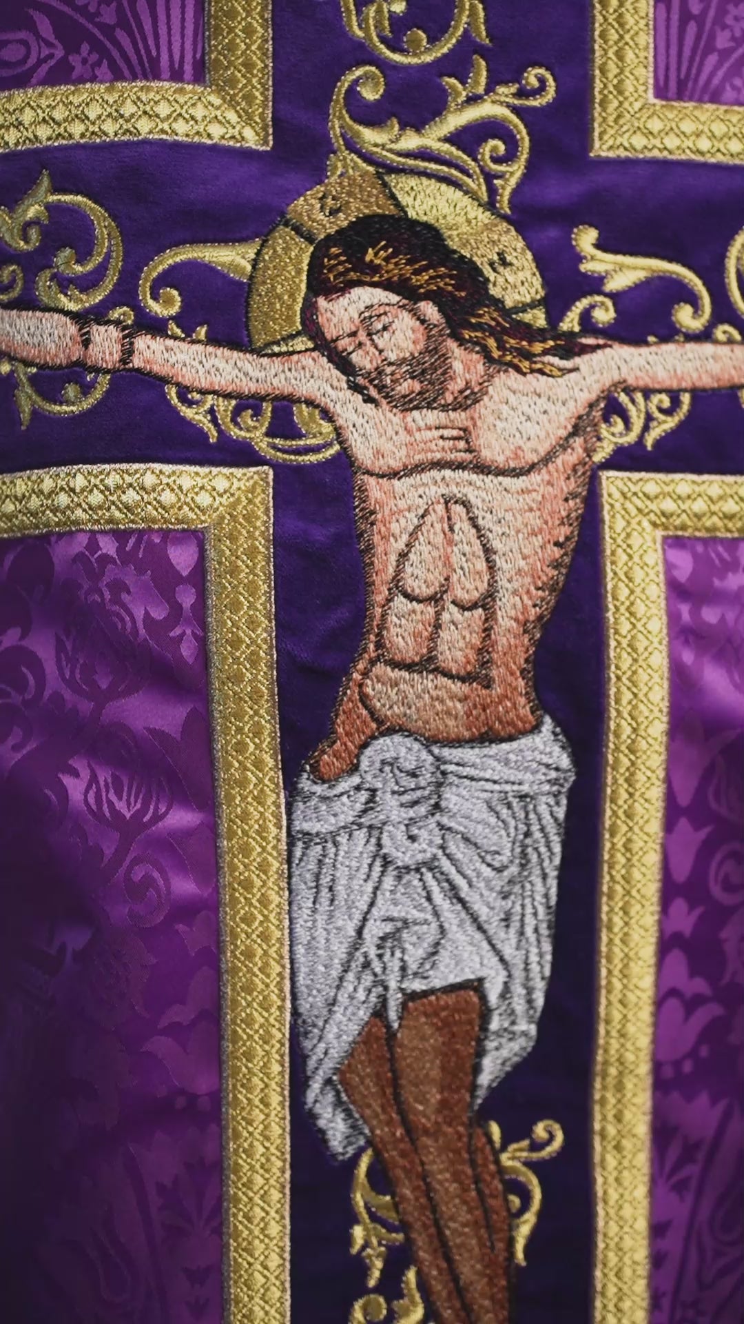 Lila Messgewand, bestickt mit dem Muster von Jesus Christus
