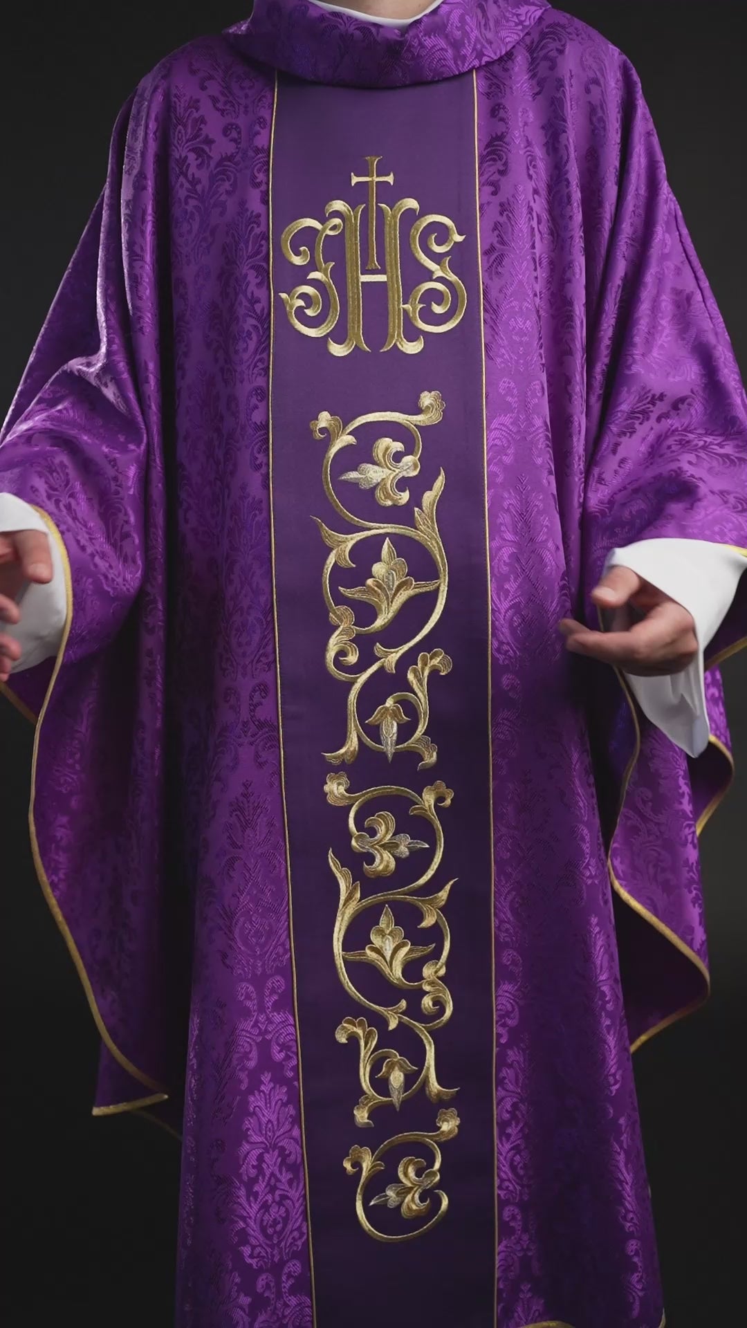 Lila liturgisches Messgewand mit reich verziertem IHS-Gürtel