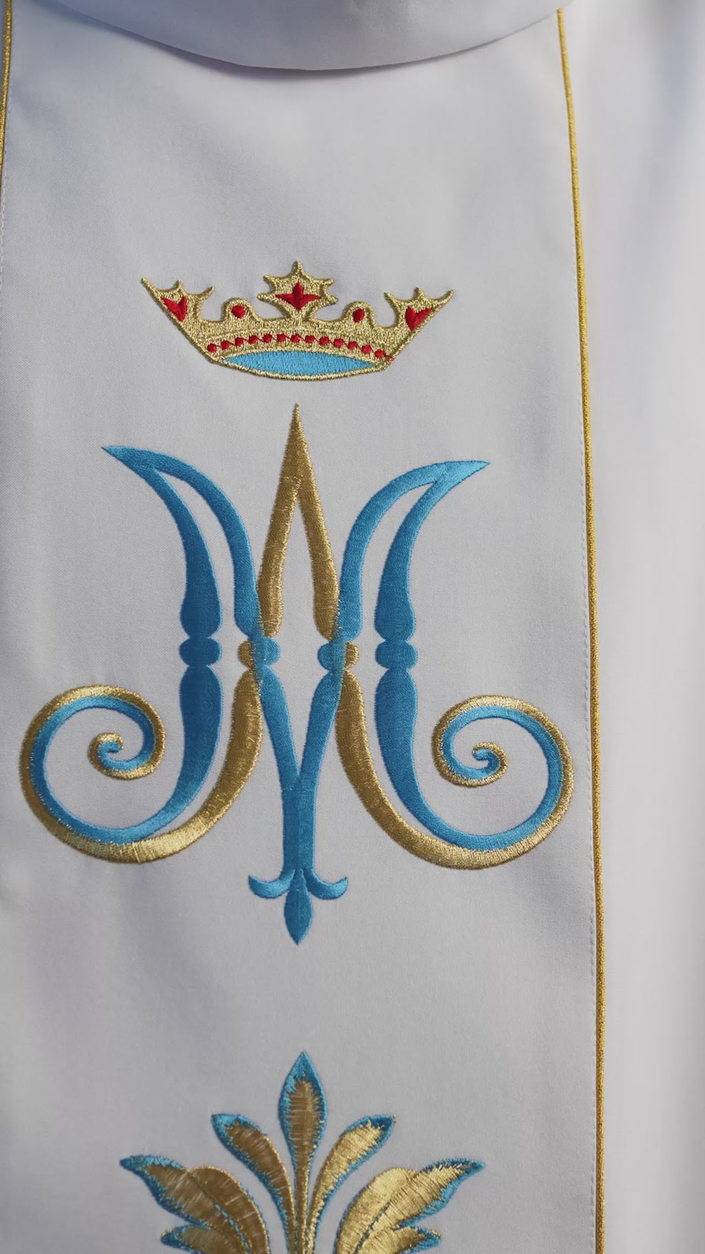 Gesticktes Messgewand mit Marienmotiv Weiß