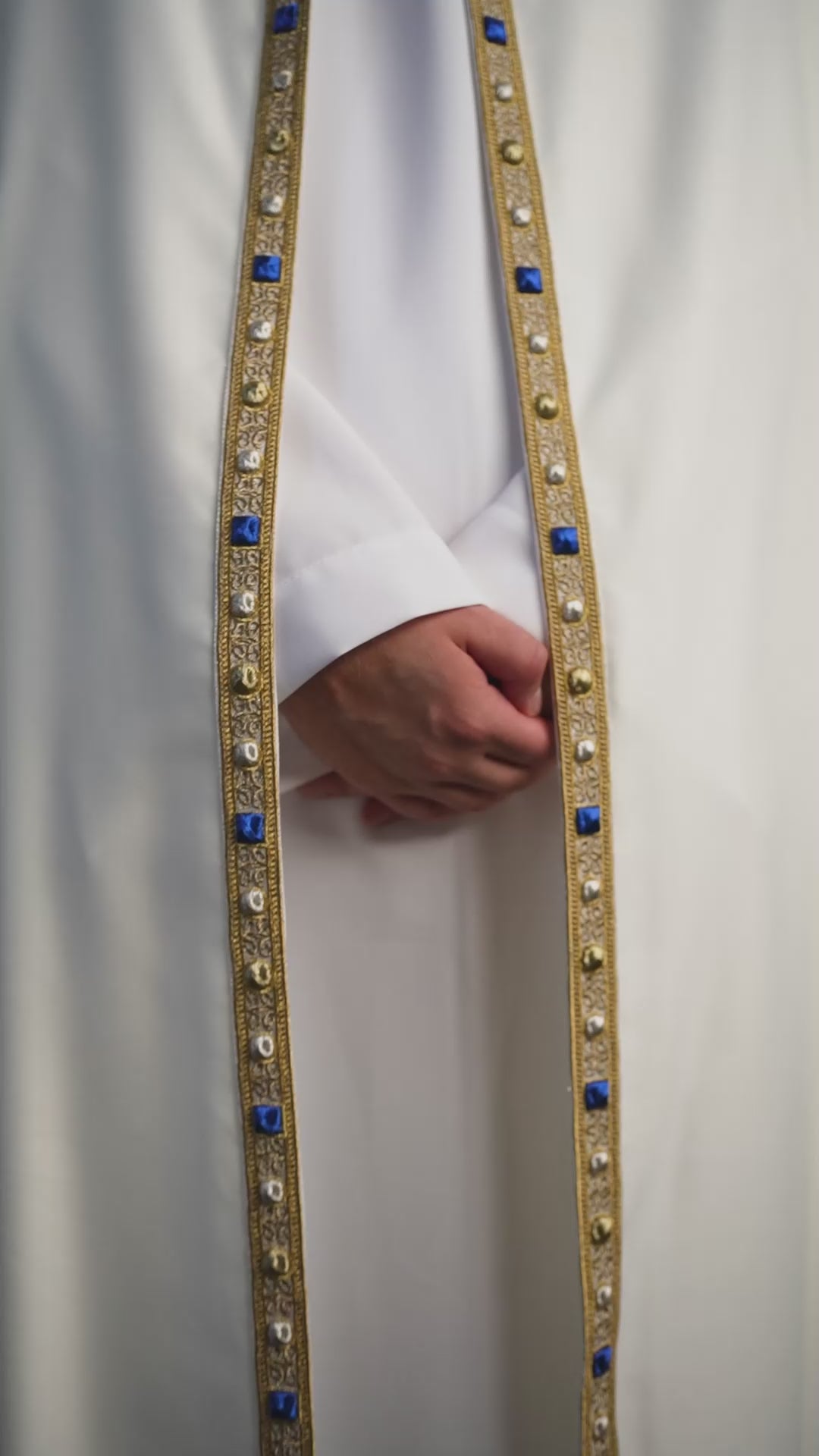 Liturgischer Rauchmantel mit gesticktem Marienwappen