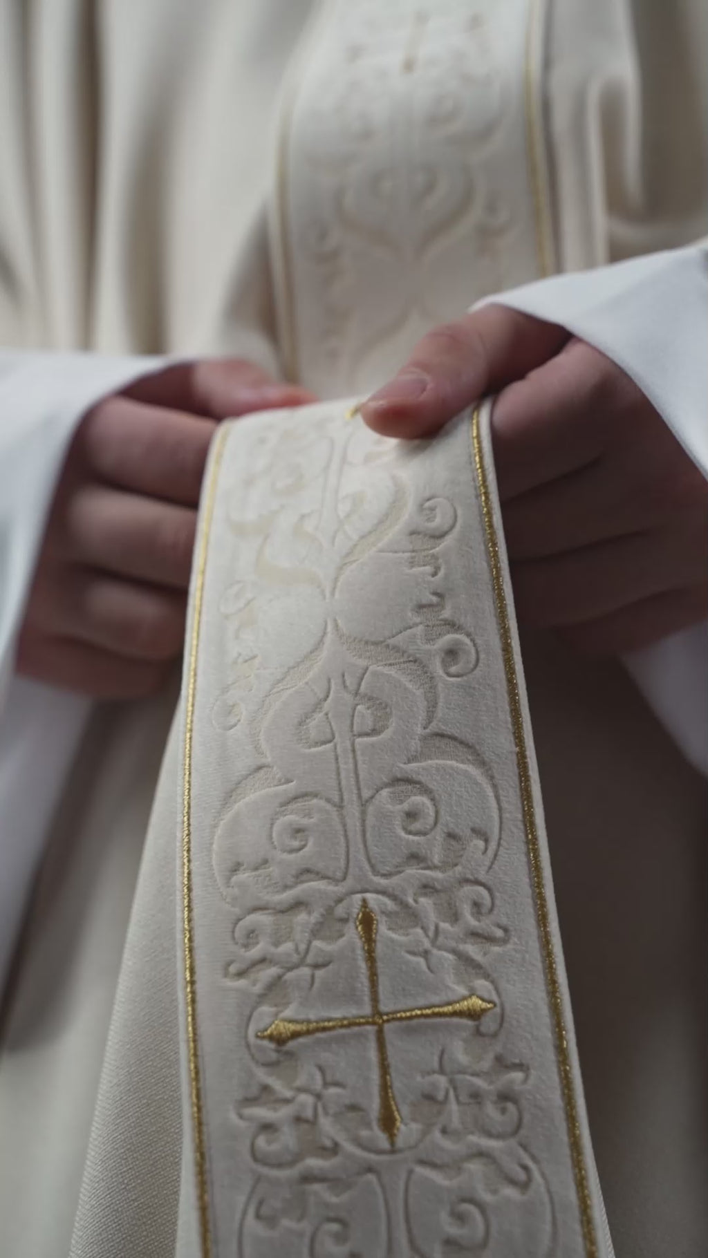 Kasel in Ecru-Farbe mit besticktem Streifen und Kragen mit Kreuzen