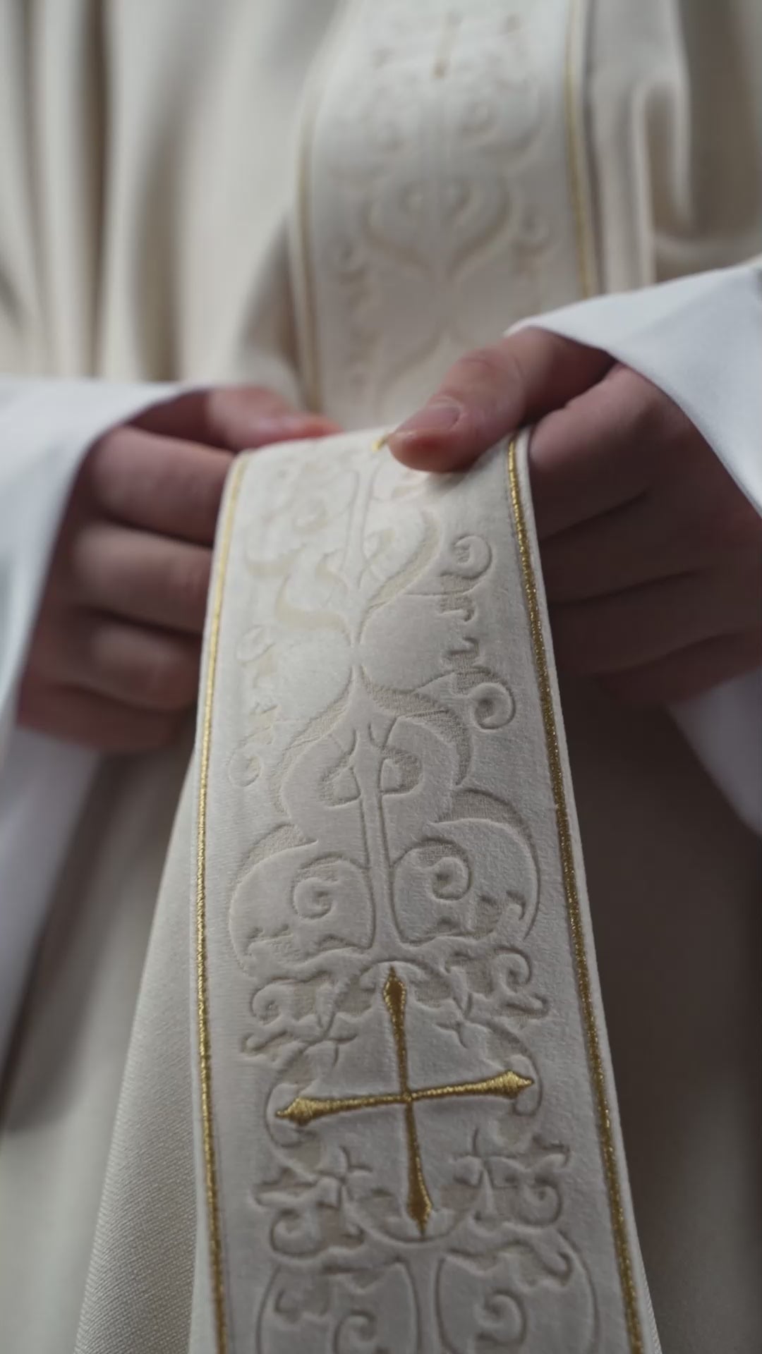 Kasel in Ecru-Farbe mit besticktem Streifen und Kragen mit Kreuzen