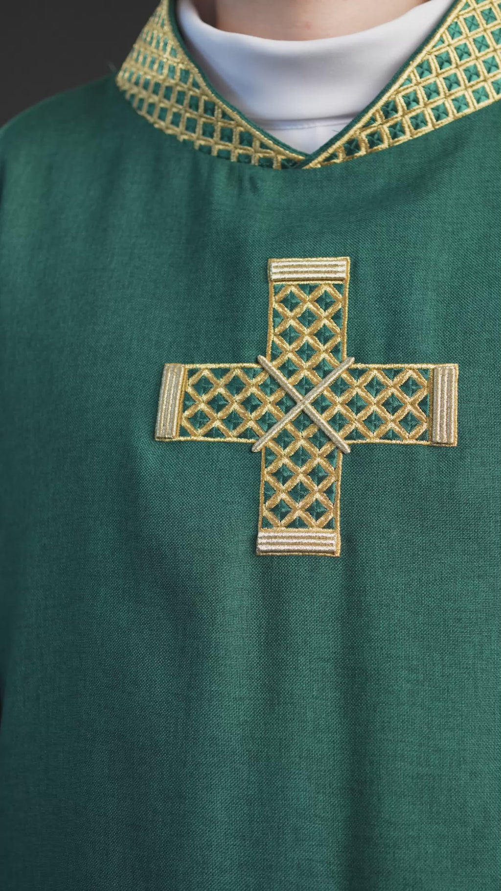 Grünes Messgewand mit gestickten goldenen Kreuzen und Kragen