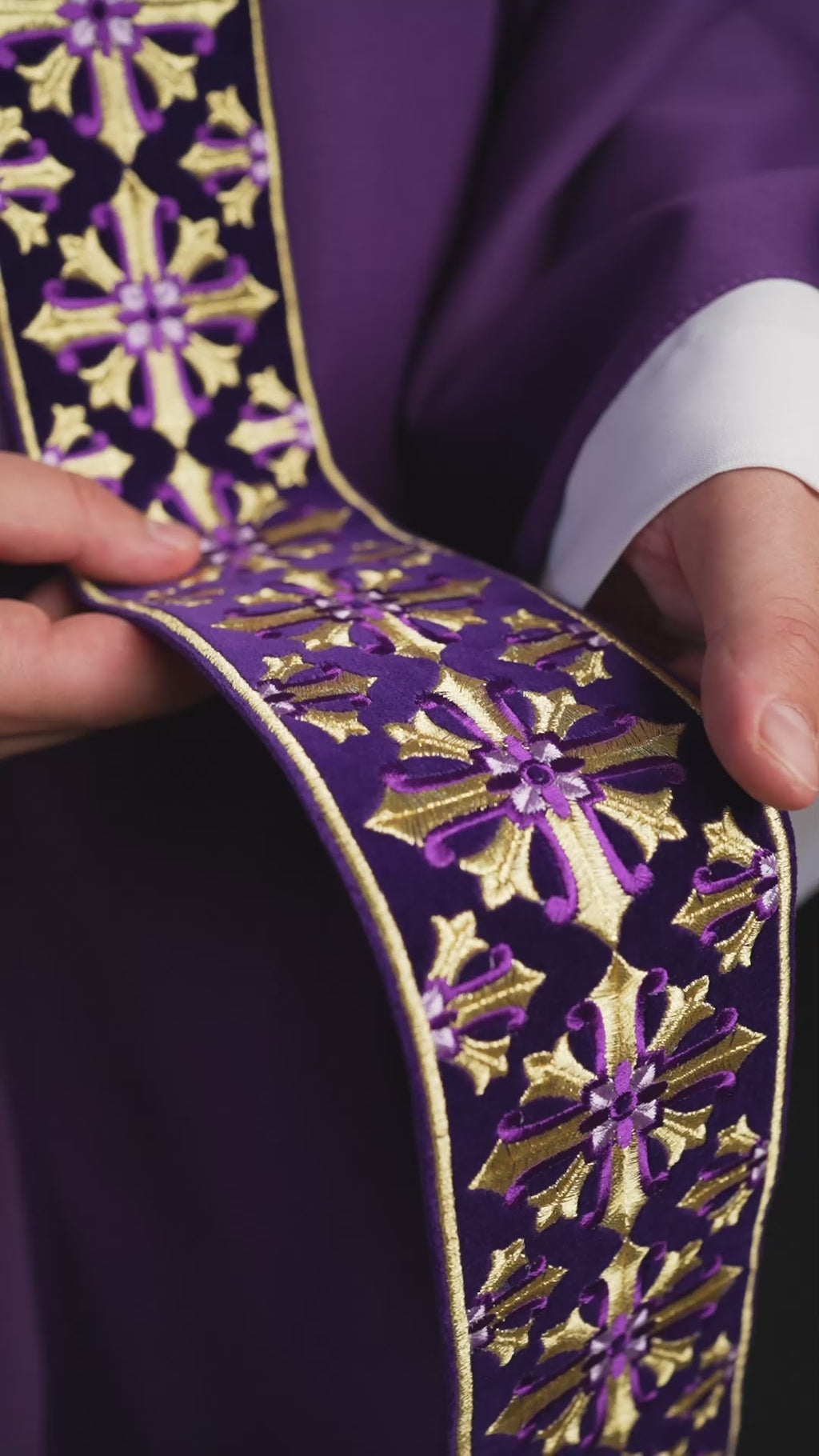 Messgewand mit glitzernder Stickerei in Lila