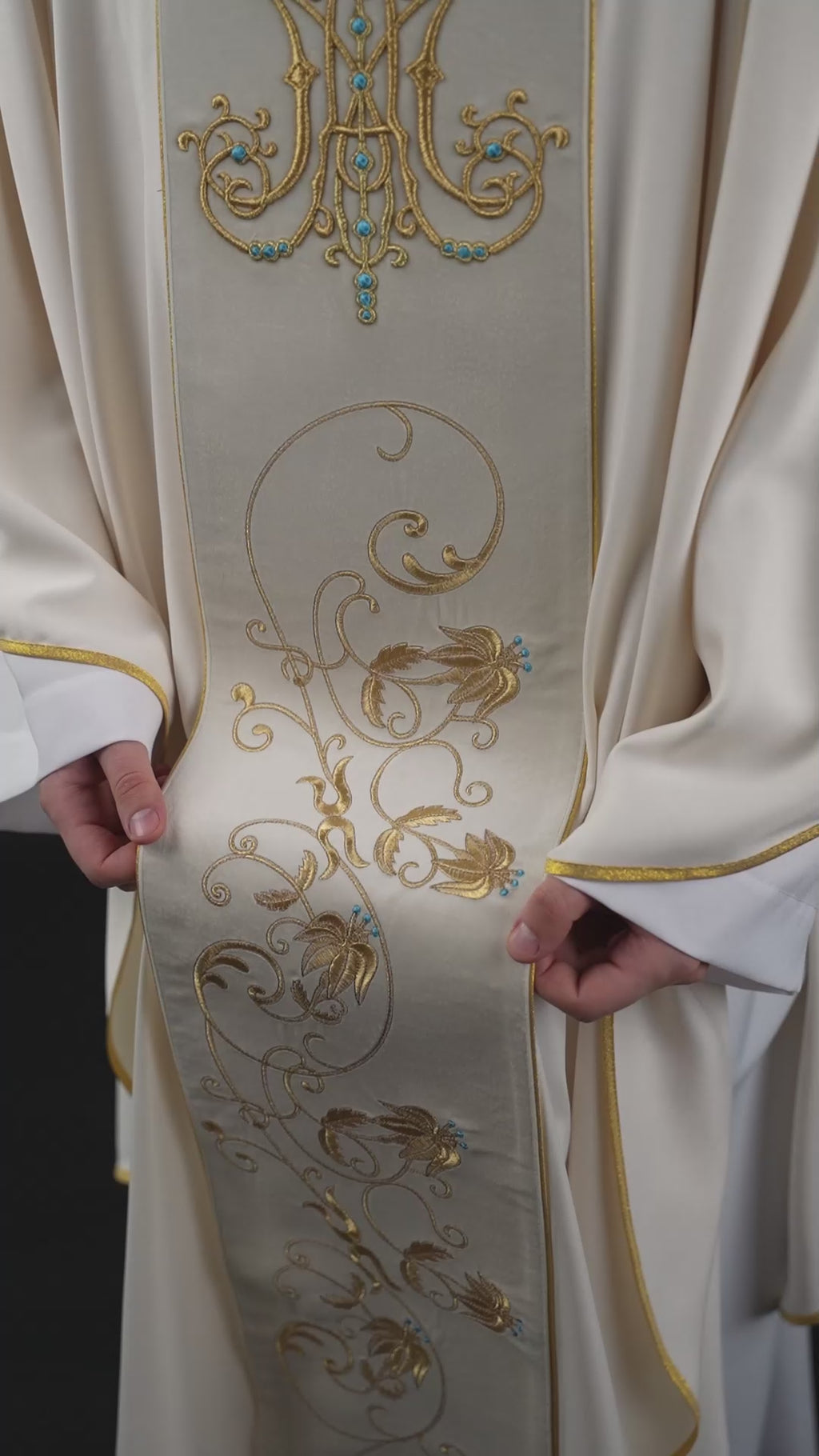 Marianisches liturgisches Messgewand mit ecrufarbenem Samtgürtel