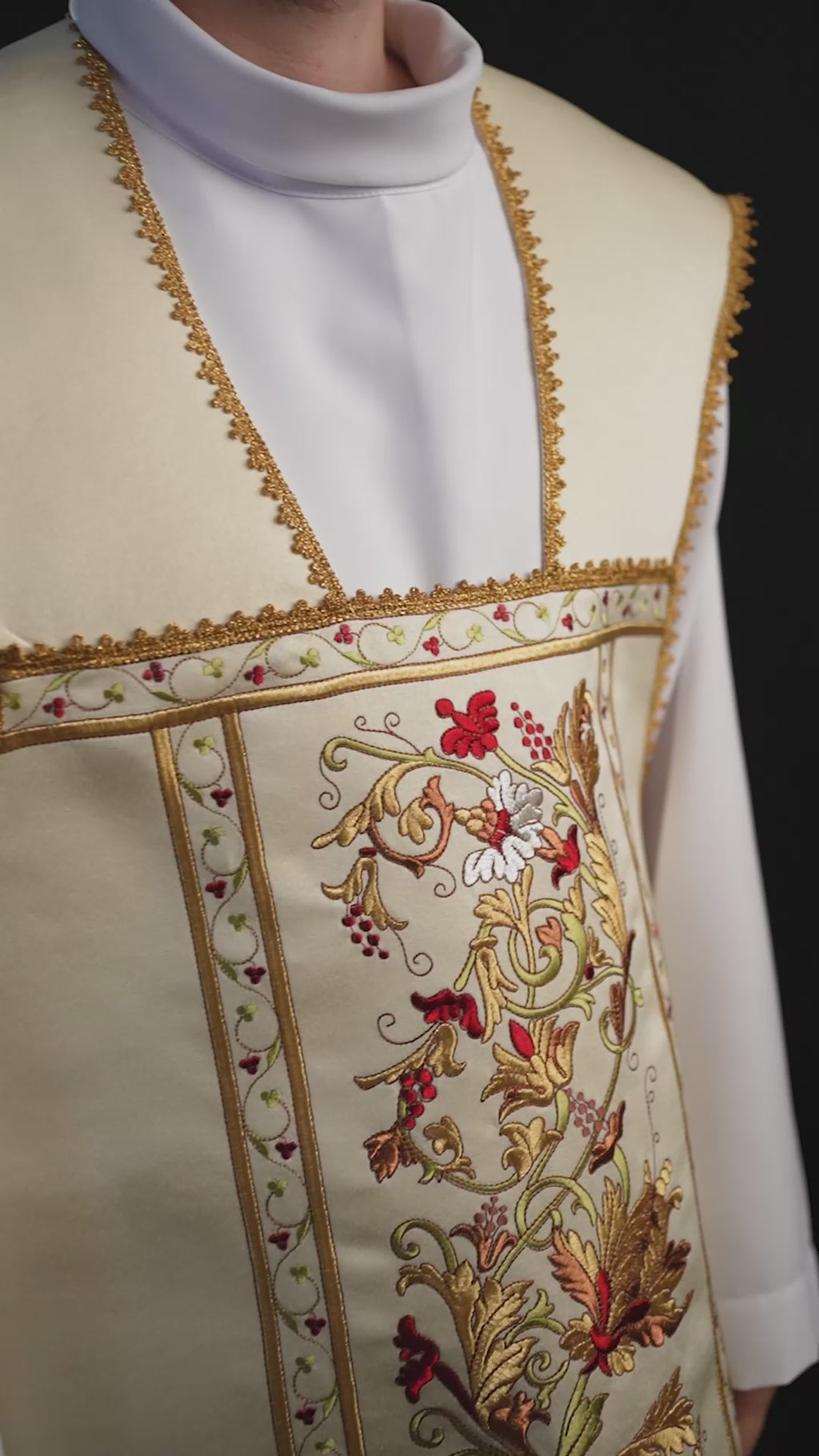 Römisches Messgewand, bestickt mit dem Herzen Jesu Christi