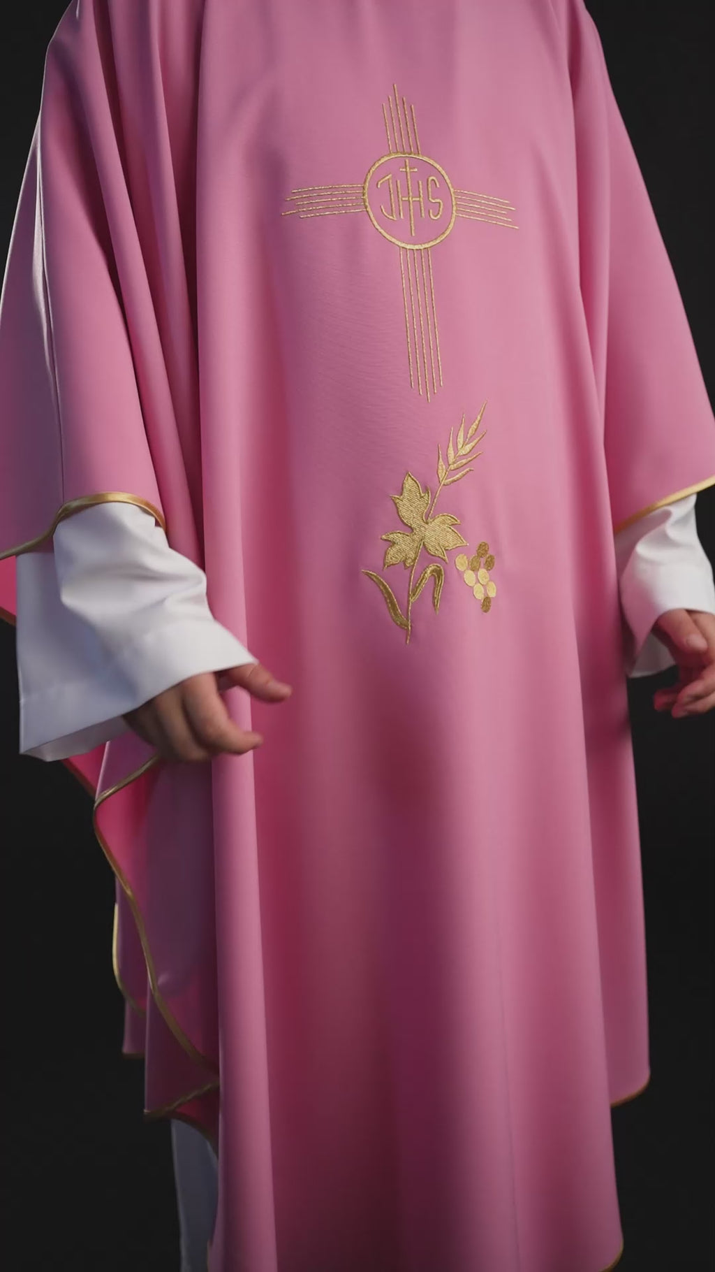 Gesticktes Messgewand in Roségold