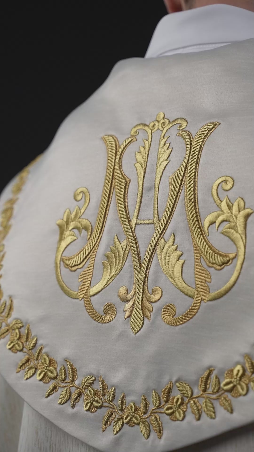 Besticktes Marien-Kapuzentuch in Ecru