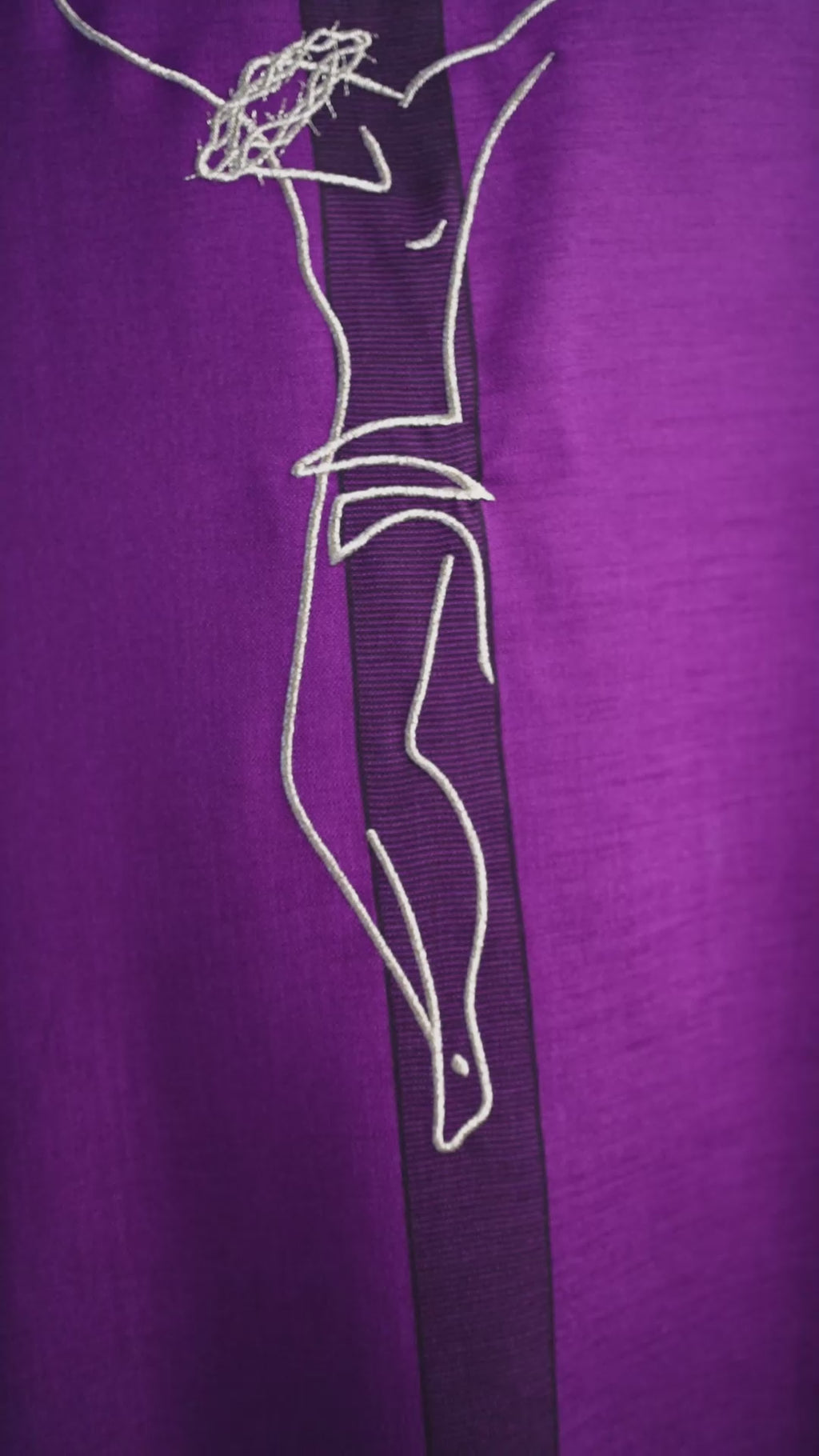 Messgewänder mit Jesus-Motiv am Kreuz in violett
