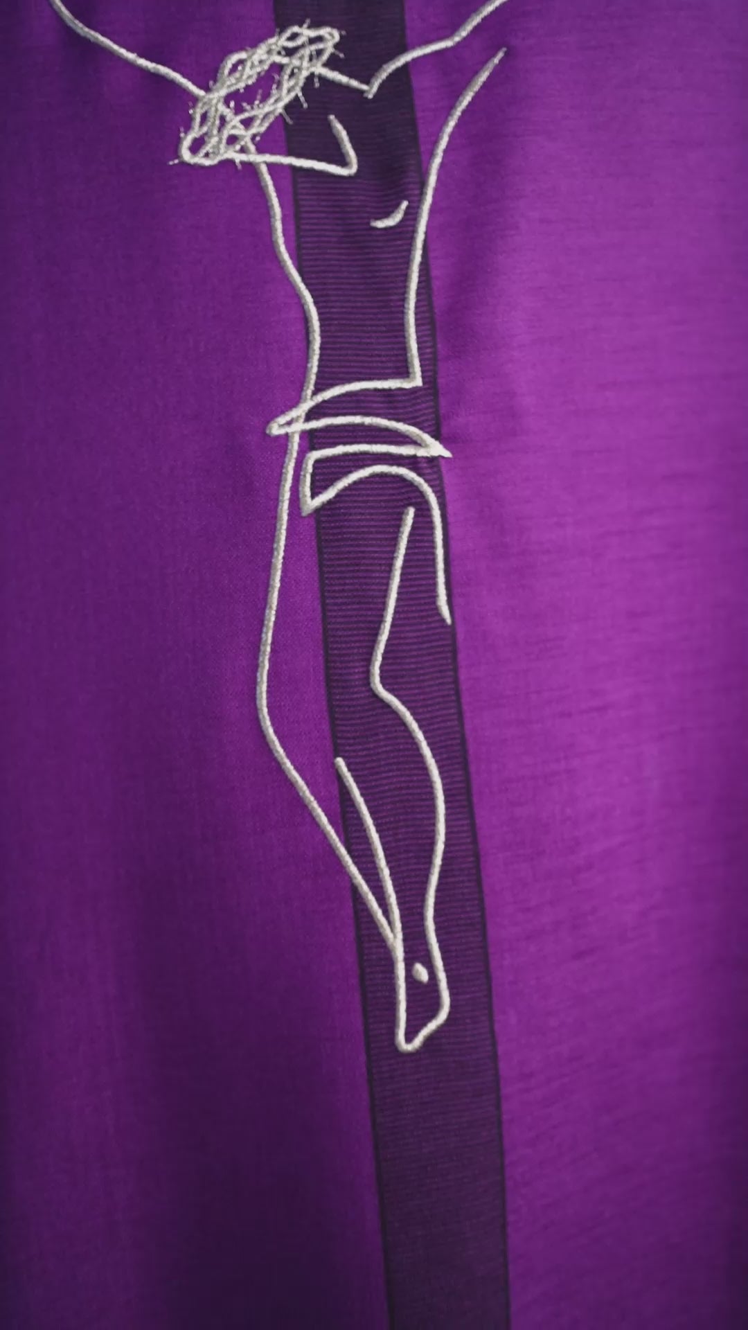 Messgewänder mit Jesus-Motiv am Kreuz in violett