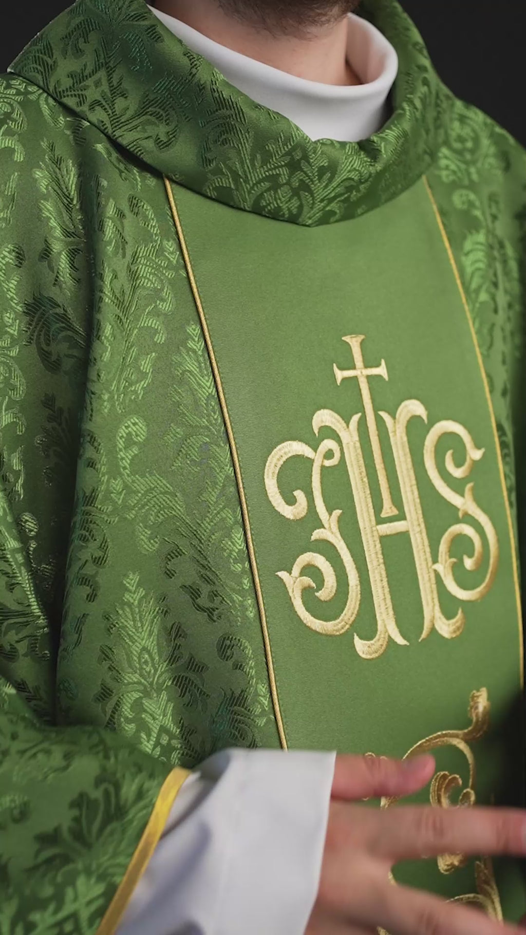 Grünes liturgisches Messgewand mit reich verziertem IHS-Gürtel