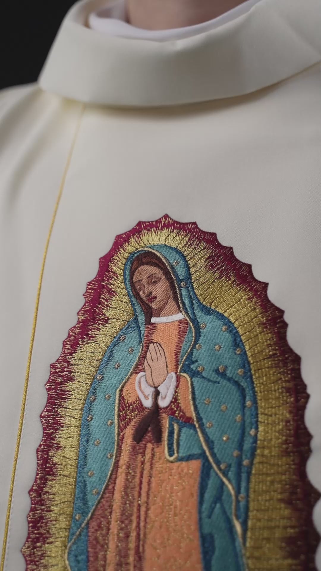 Gesticktes Messgewand mit dem Bild der Muttergottes von Guadalupe