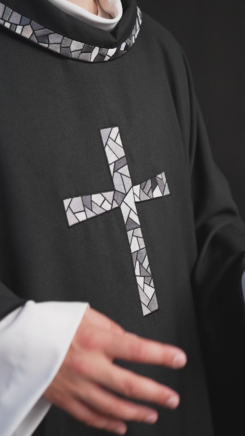 Schwarzes Messgewand mit Mosaikkreuz