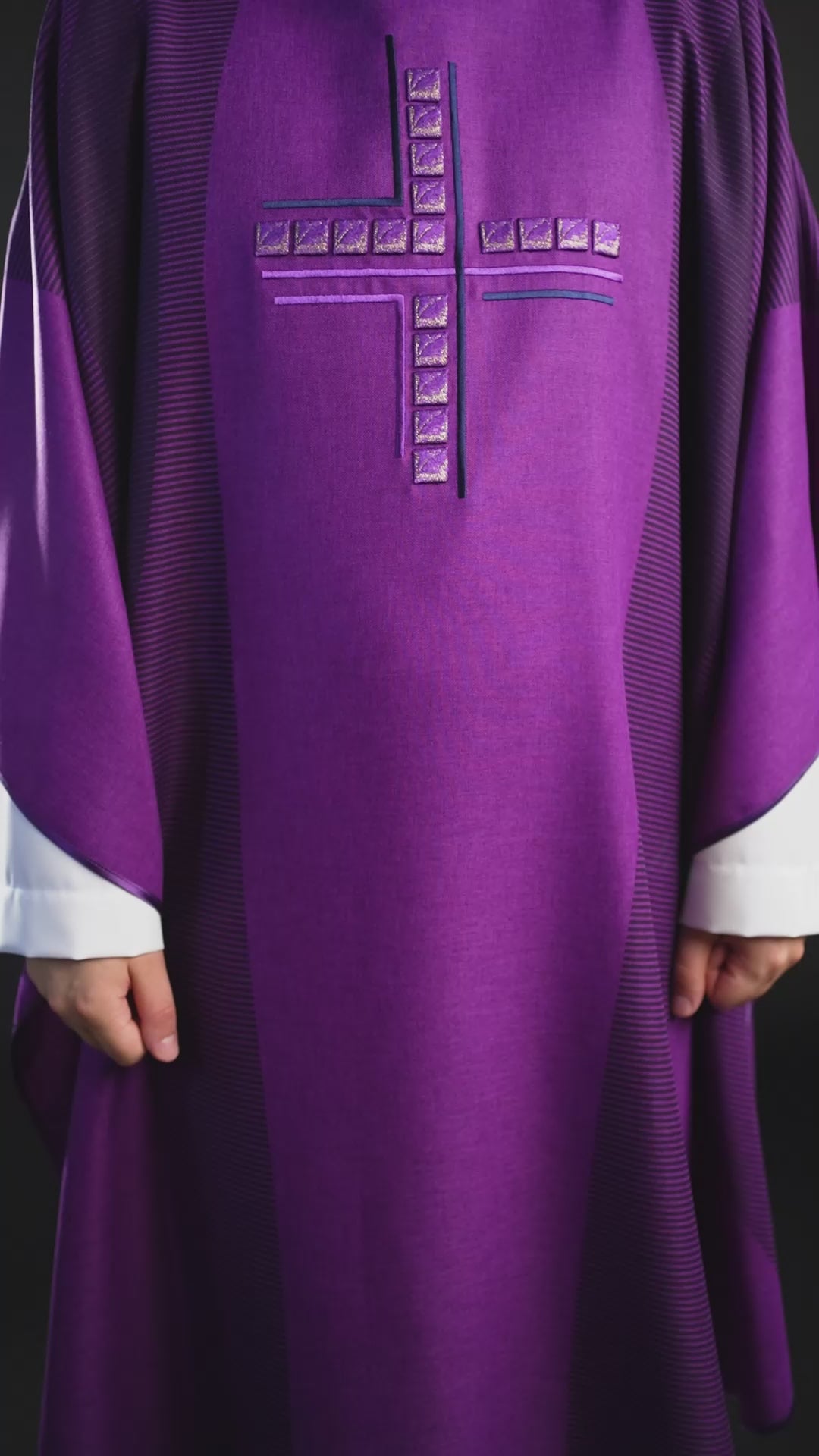 Lila Messgewand mit Kreuz