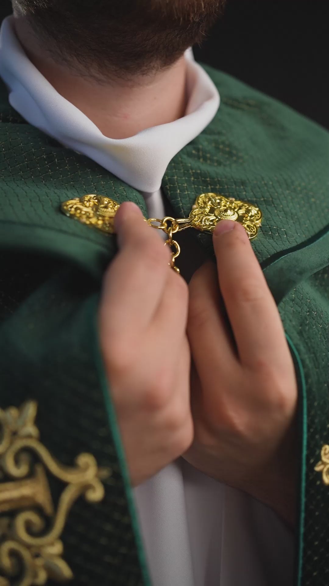 Liturgischer Umhang mit grünem Samtgürtel und Stickerei von Kreuzen