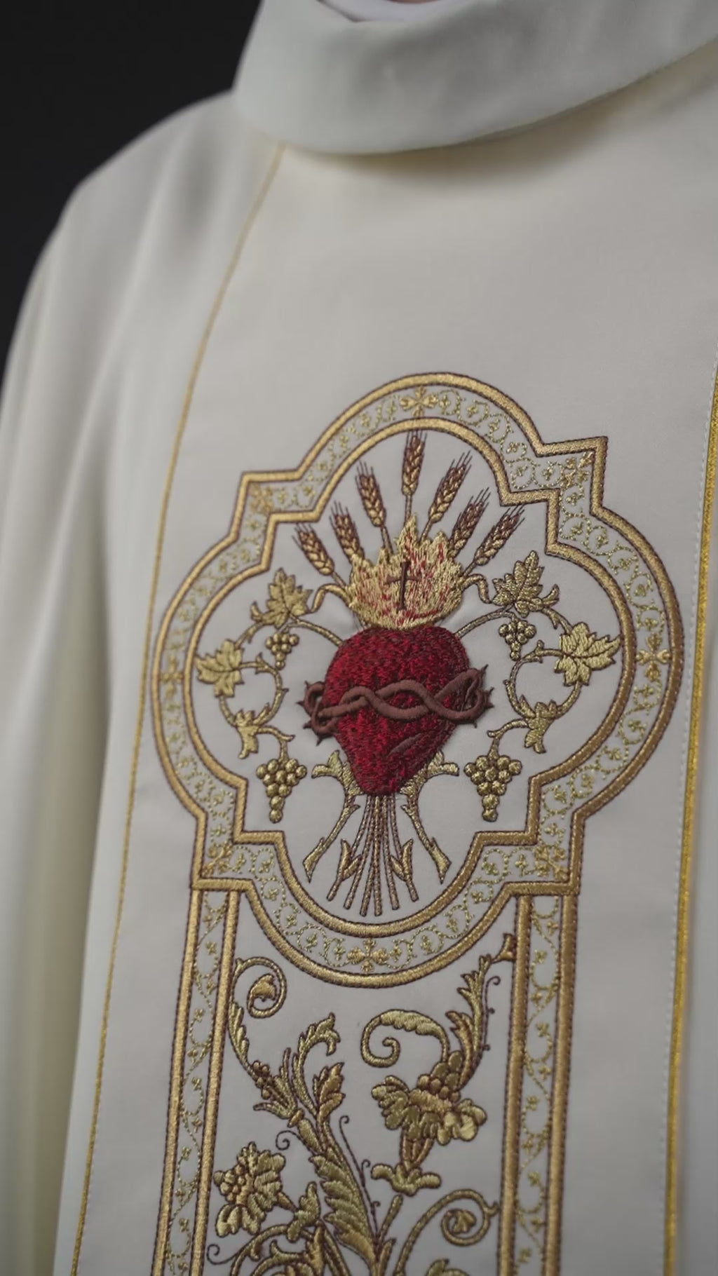 Messgewand, reich bestickt mit dem Symbol des Herzens Jesu und PAX - Ecru