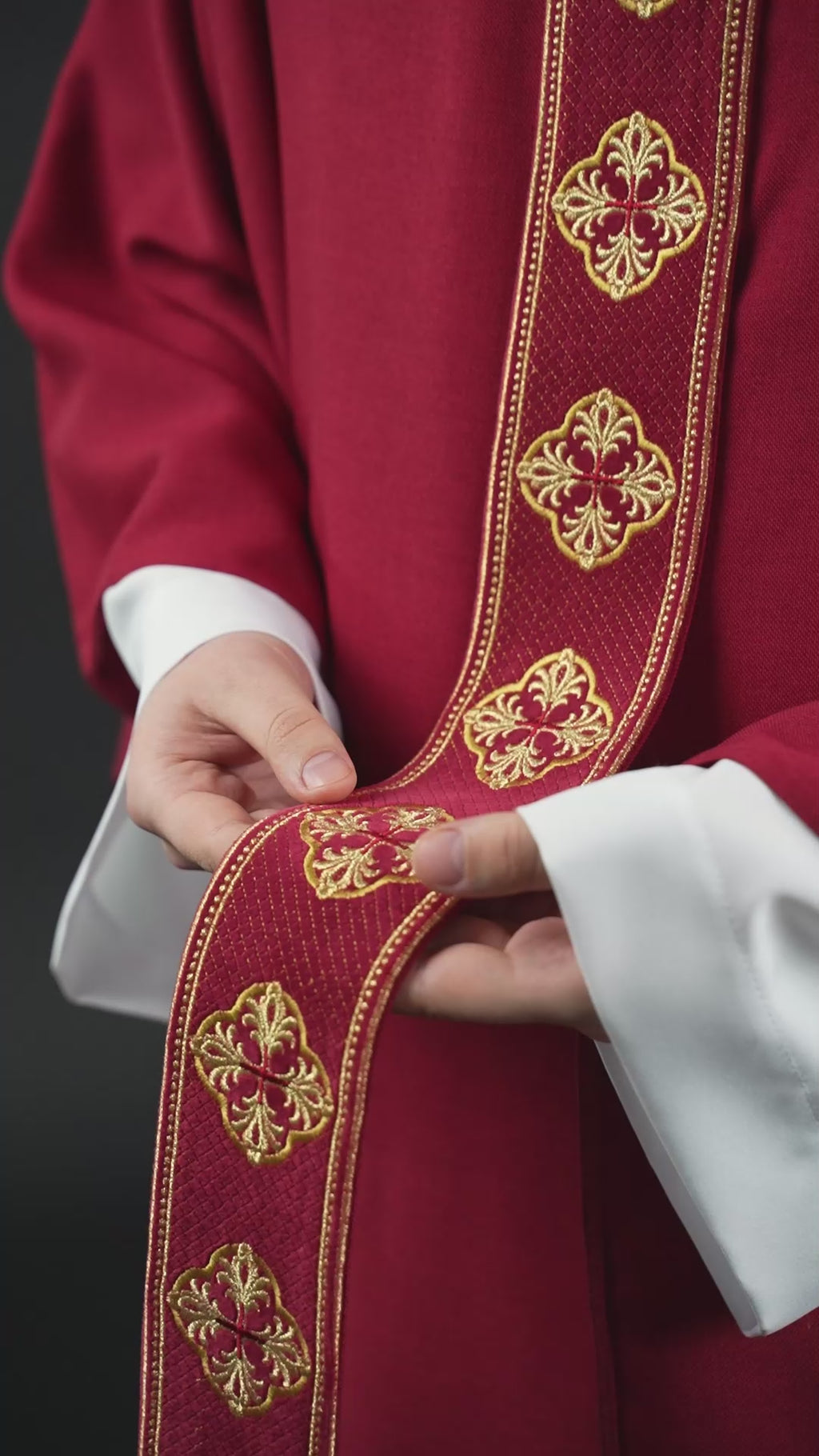 Messgewand in Rot mit gesticktem Gürtel und Kreuzkragen