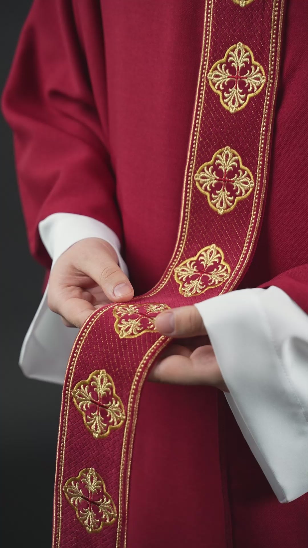 Messgewand in Rot mit gesticktem Gürtel und Kreuzkragen
