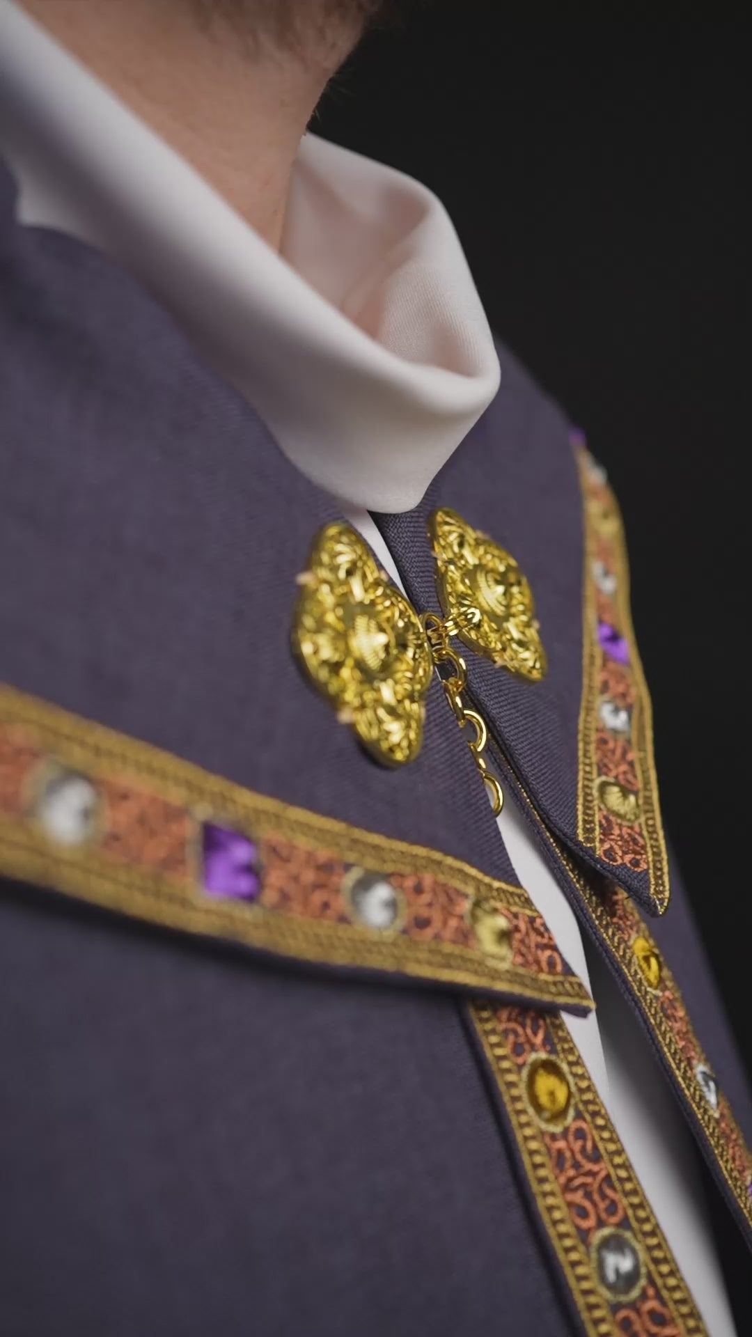 Violette liturgische Kapelle mit goldenem IHS