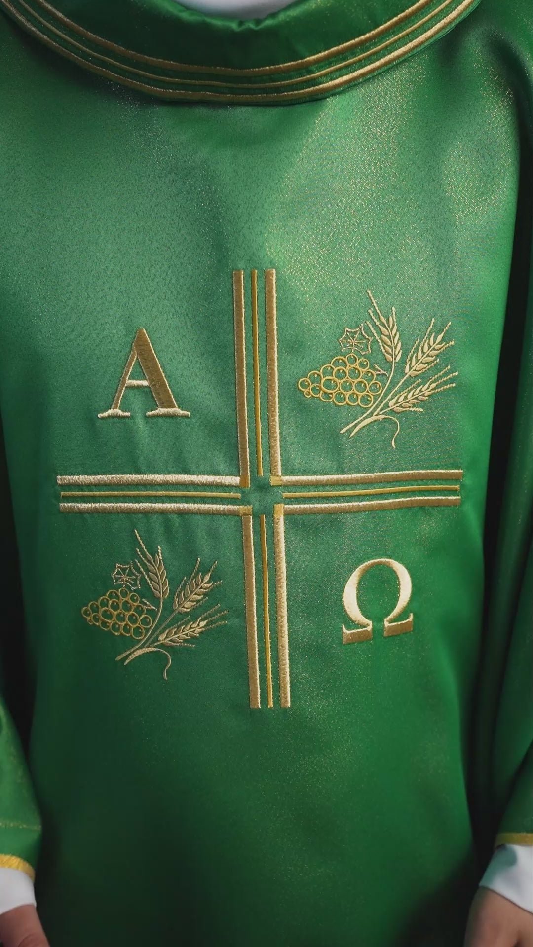 Messgewand mit gesticktem Kreuz, Alpha- und Omega-Motiven und Ohren in Grün
