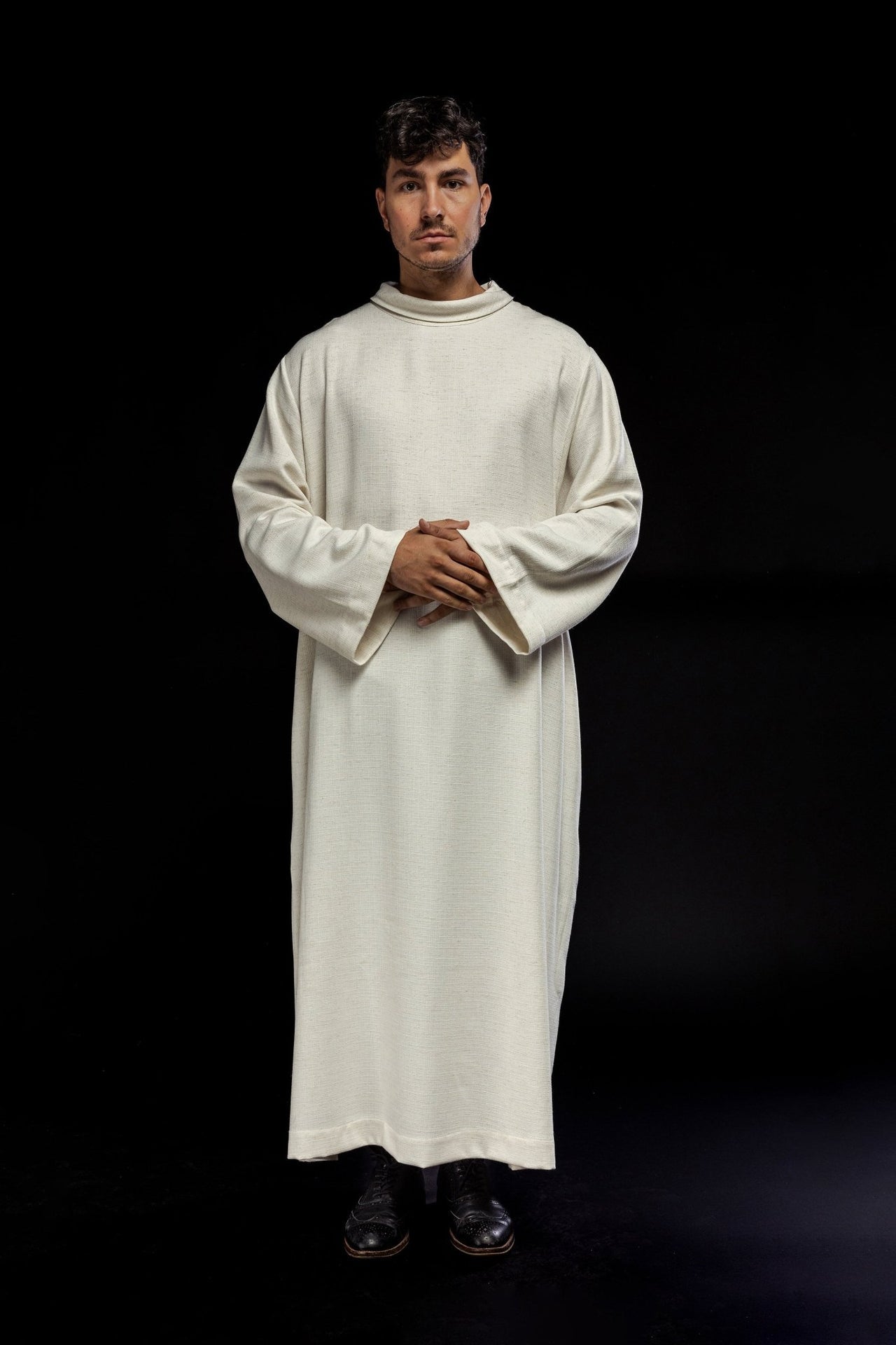 Priesteralbe aus Leinen in natürlicher Webart - MESSGEWANDER.DE