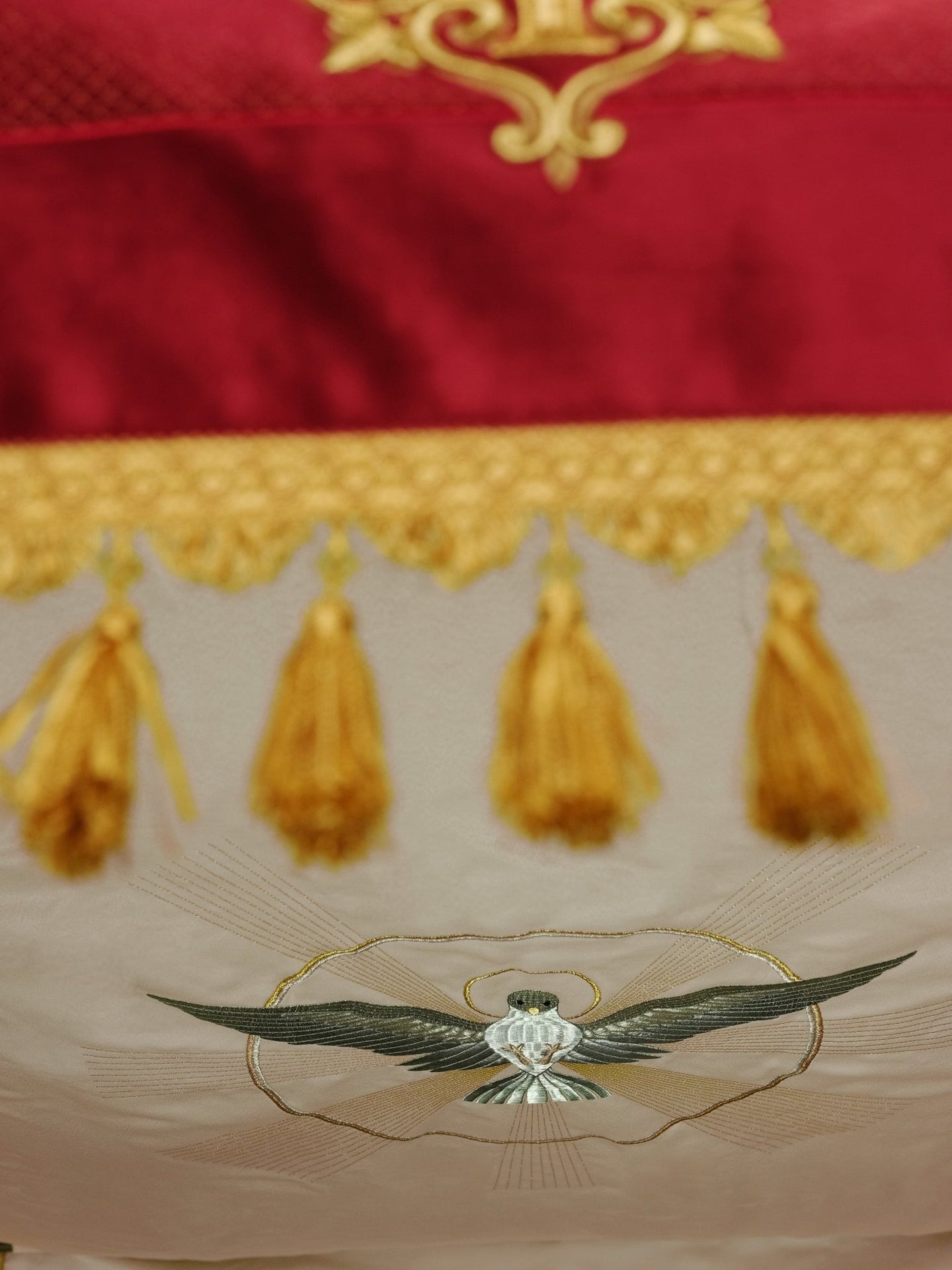 Prozessionshimmel bordeauxrot mit goldenen Kreuzen, 130×160 cm - MESSGEWANDER.DE