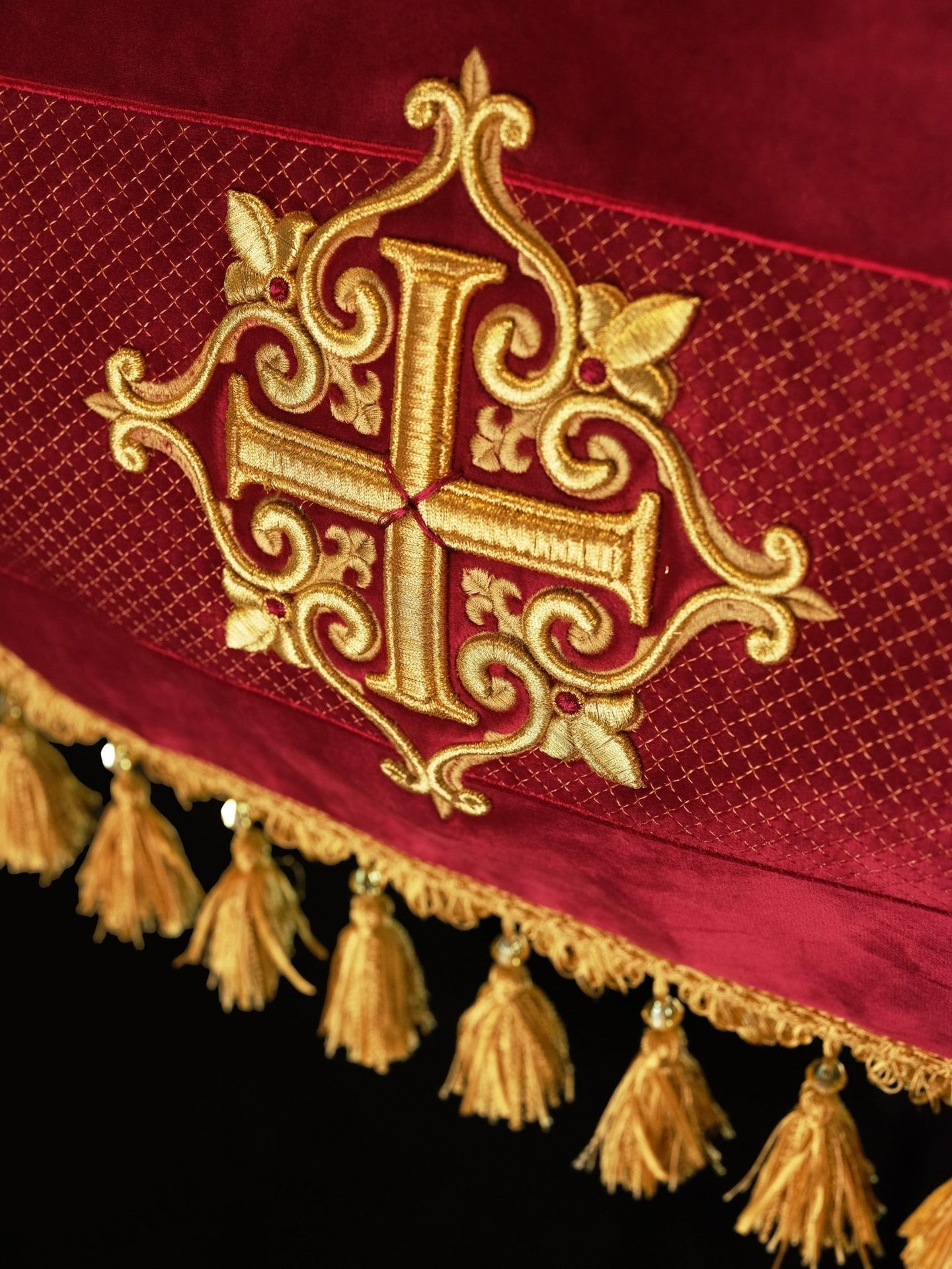 Prozessionshimmel bordeauxrot mit goldenen Kreuzen, 130×160 cm - MESSGEWANDER.DE
