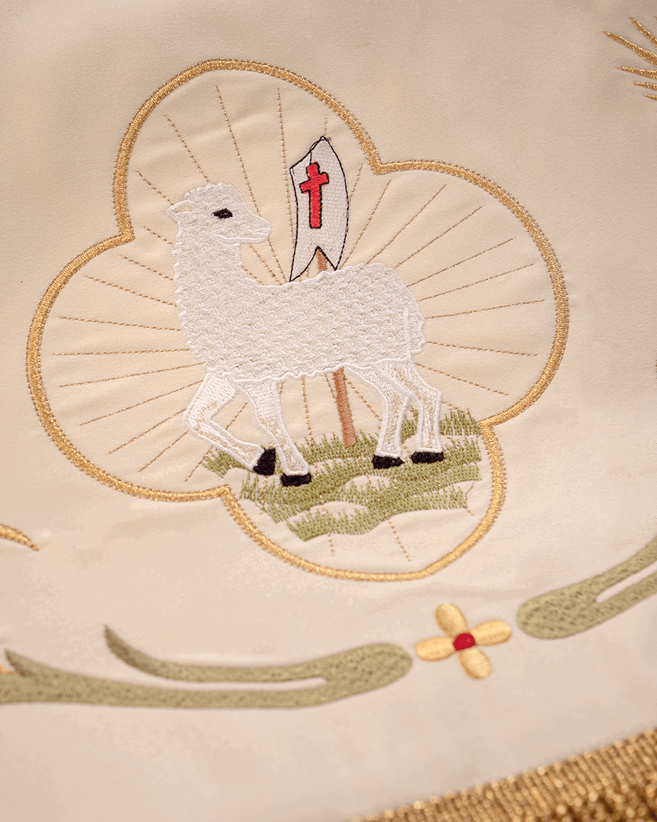 Prozessionshimmel ecru zu Fronleichnam, Stickerei Lamm Gottes und IHS, 130×160 cm - MESSGEWANDER.DE