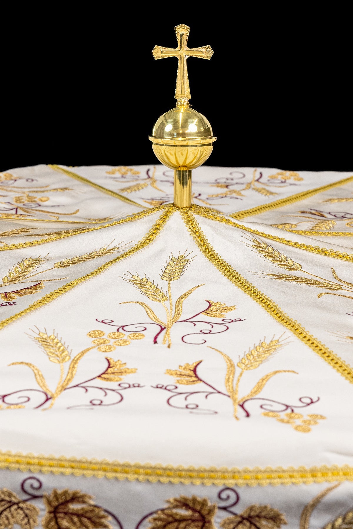 Prozessionsschirm ecru mit goldener Stickerei zu Fronleichnam - MESSGEWANDER.DE
