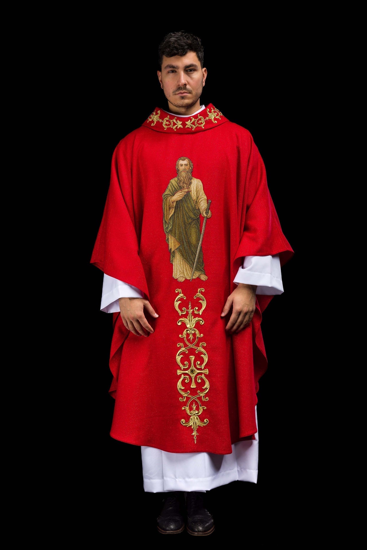 Reich besticktes rotes Messgewand mit dem Bild des heiligen Apostels Paulus - MESSGEWANDER.DE