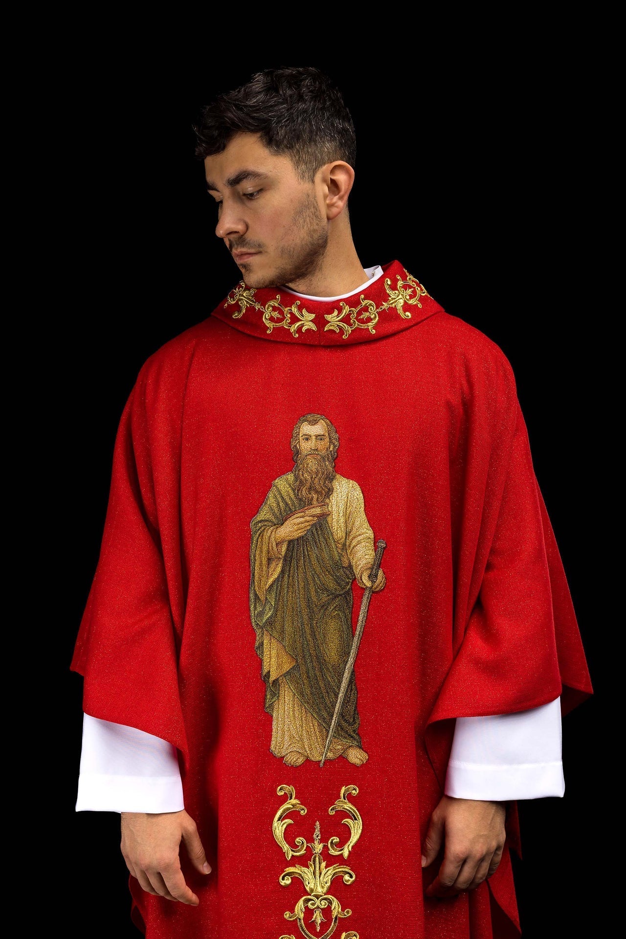 Reich besticktes rotes Messgewand mit dem Bild des heiligen Apostels Paulus - MESSGEWANDER.DE