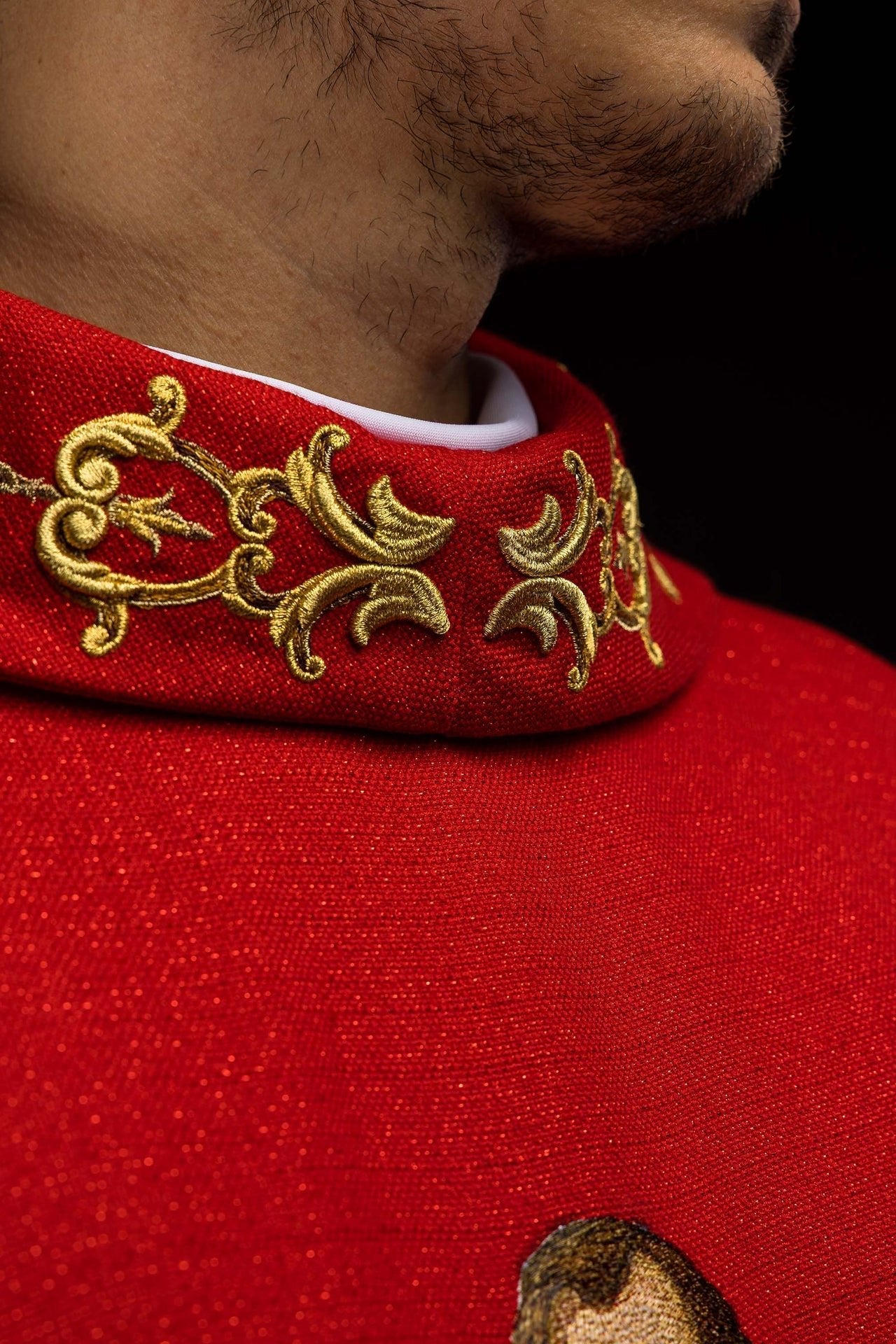 Reich besticktes rotes Messgewand mit dem Bild des heiligen Apostels Paulus - MESSGEWANDER.DE