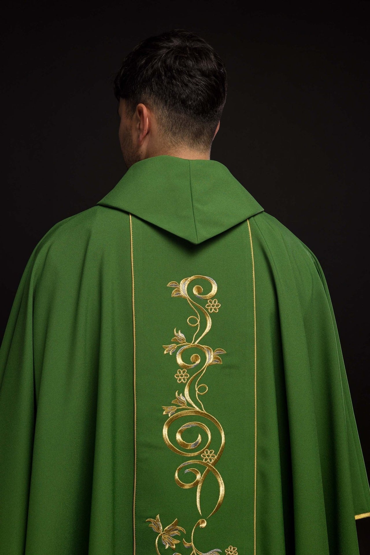 Reich verzierte grüne Kasel mit Goldmotiv und breitem IHS-Band - MESSGEWANDER.DE