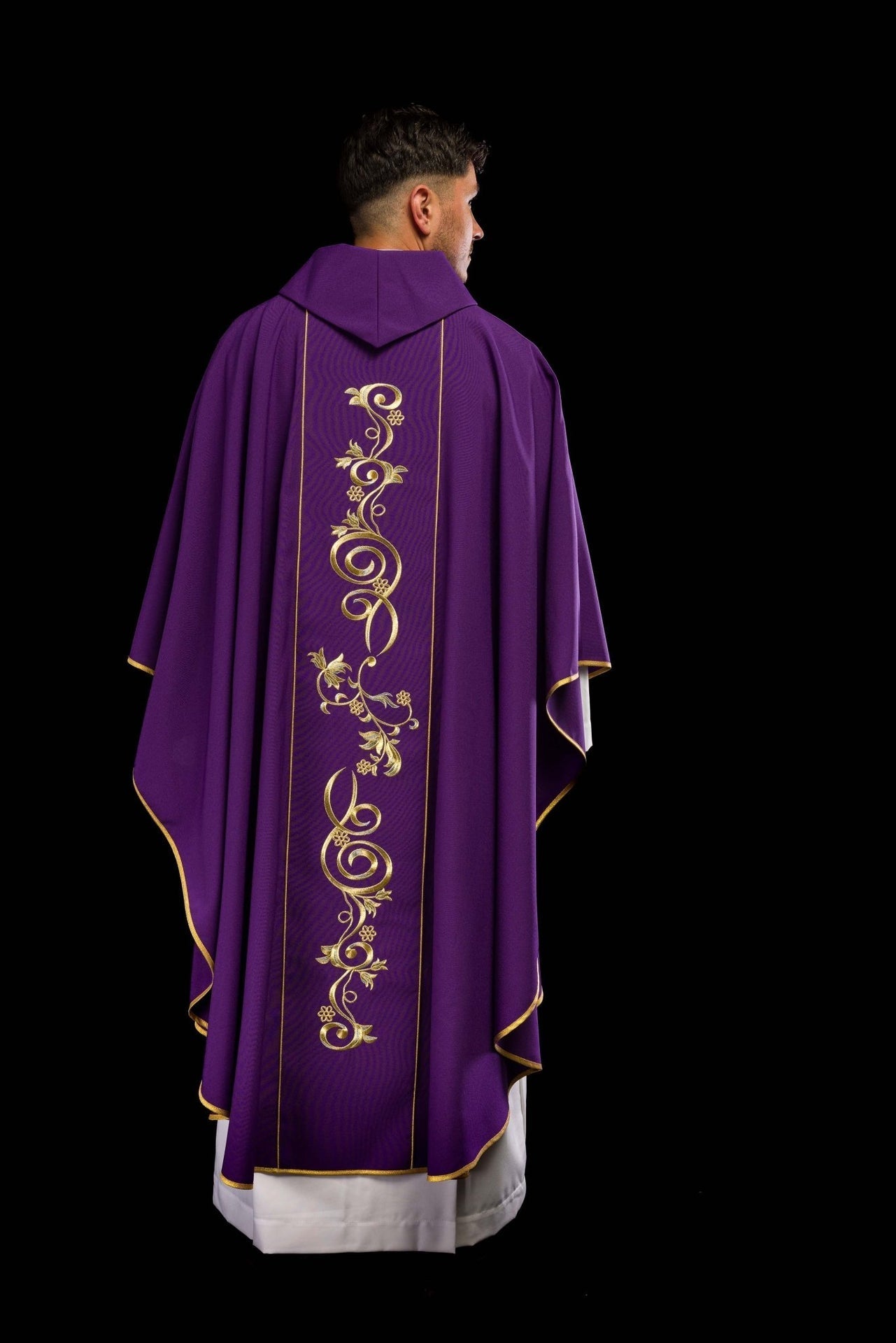 Reich verzierte violette Kasel mit Goldmotiv und breitem IHS-Band - MESSGEWANDER.DE