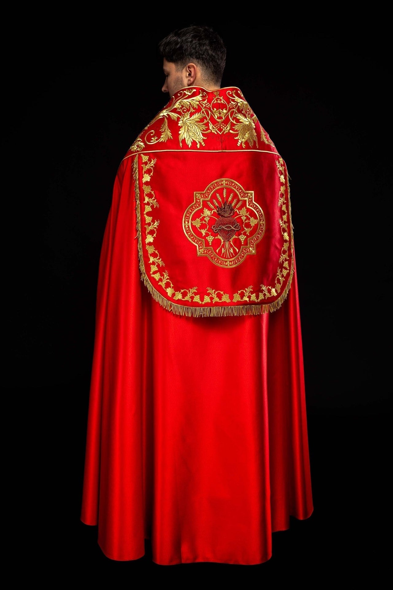 Römische Satin-Kappe, rot, mit gesticktem Jesus-Herz - MESSGEWANDER.DE