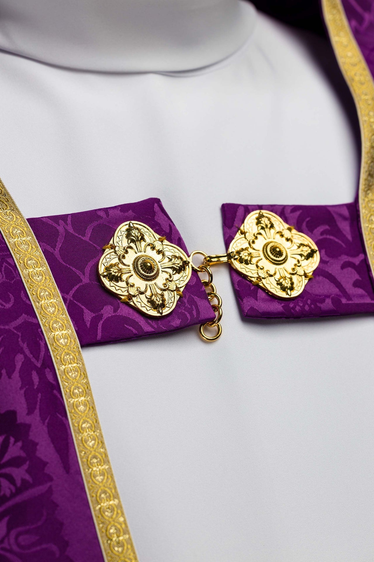 Römischer Rauchmantel aus Jacquardstoff – Violett - MESSGEWANDER.DE