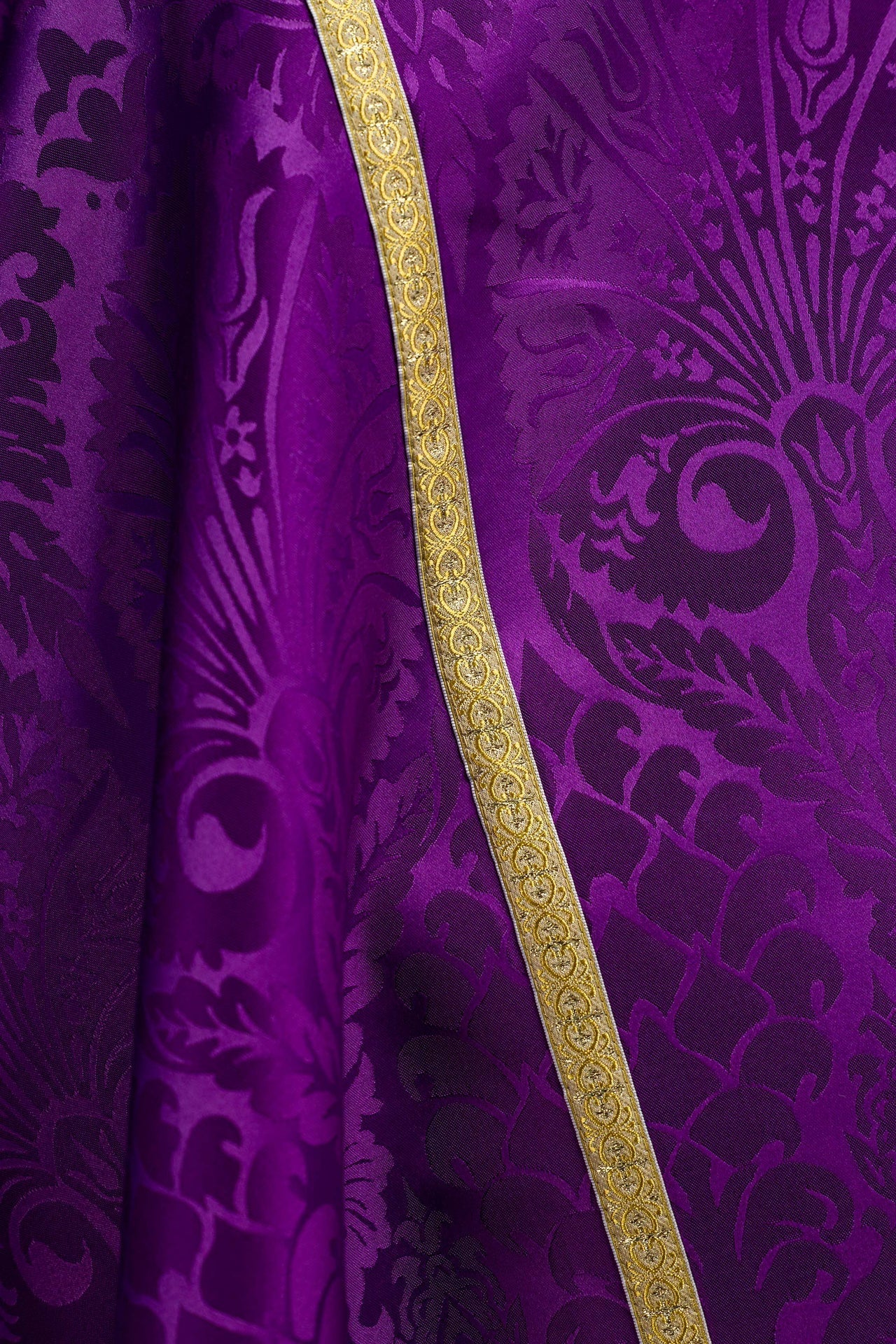 Römischer Rauchmantel aus Jacquardstoff – Violett - MESSGEWANDER.DE