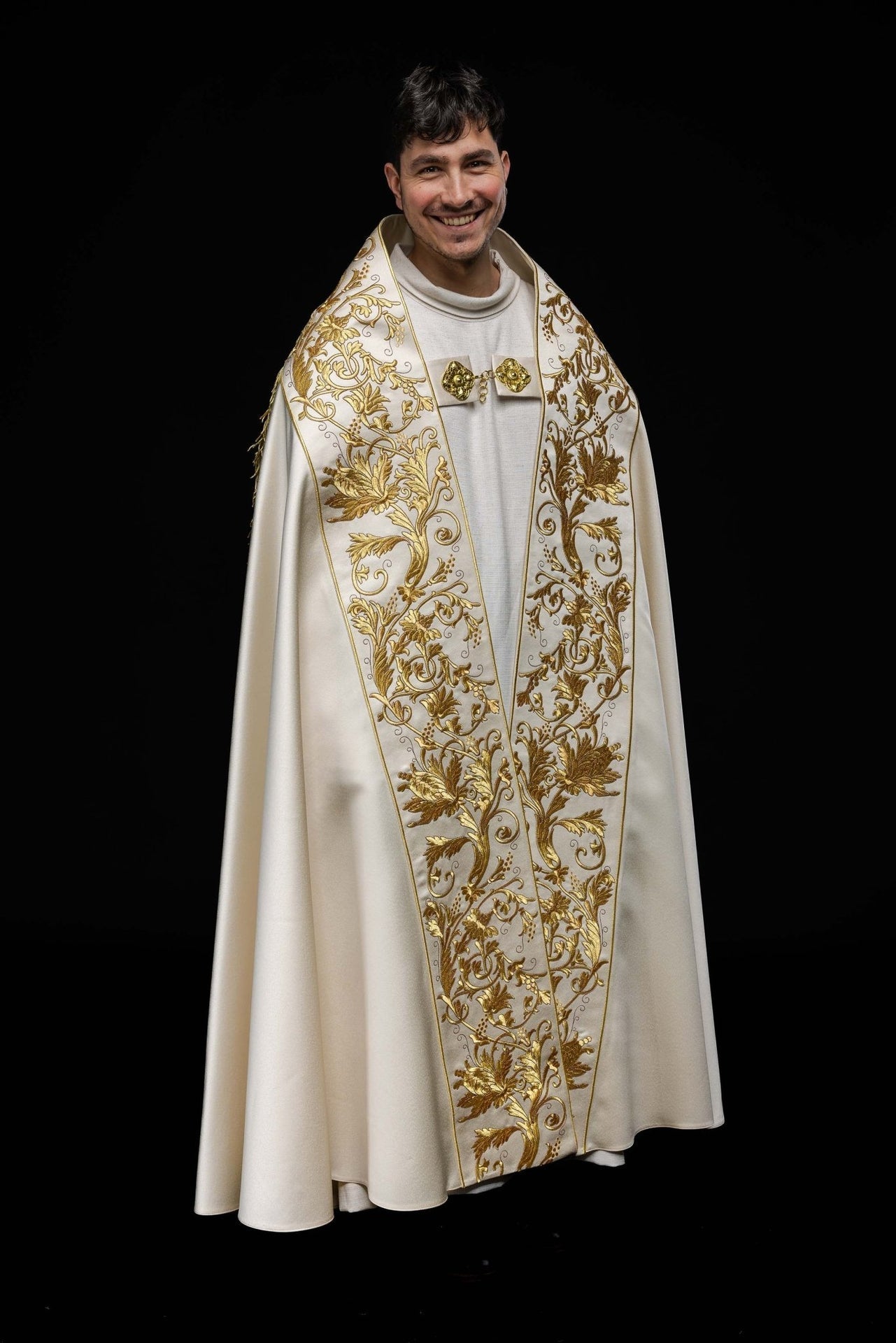 Römischer Umhang aus ecrufarbenem Satin mit gesticktem Herz des Herrn Jesus - MESSGEWANDER.DE