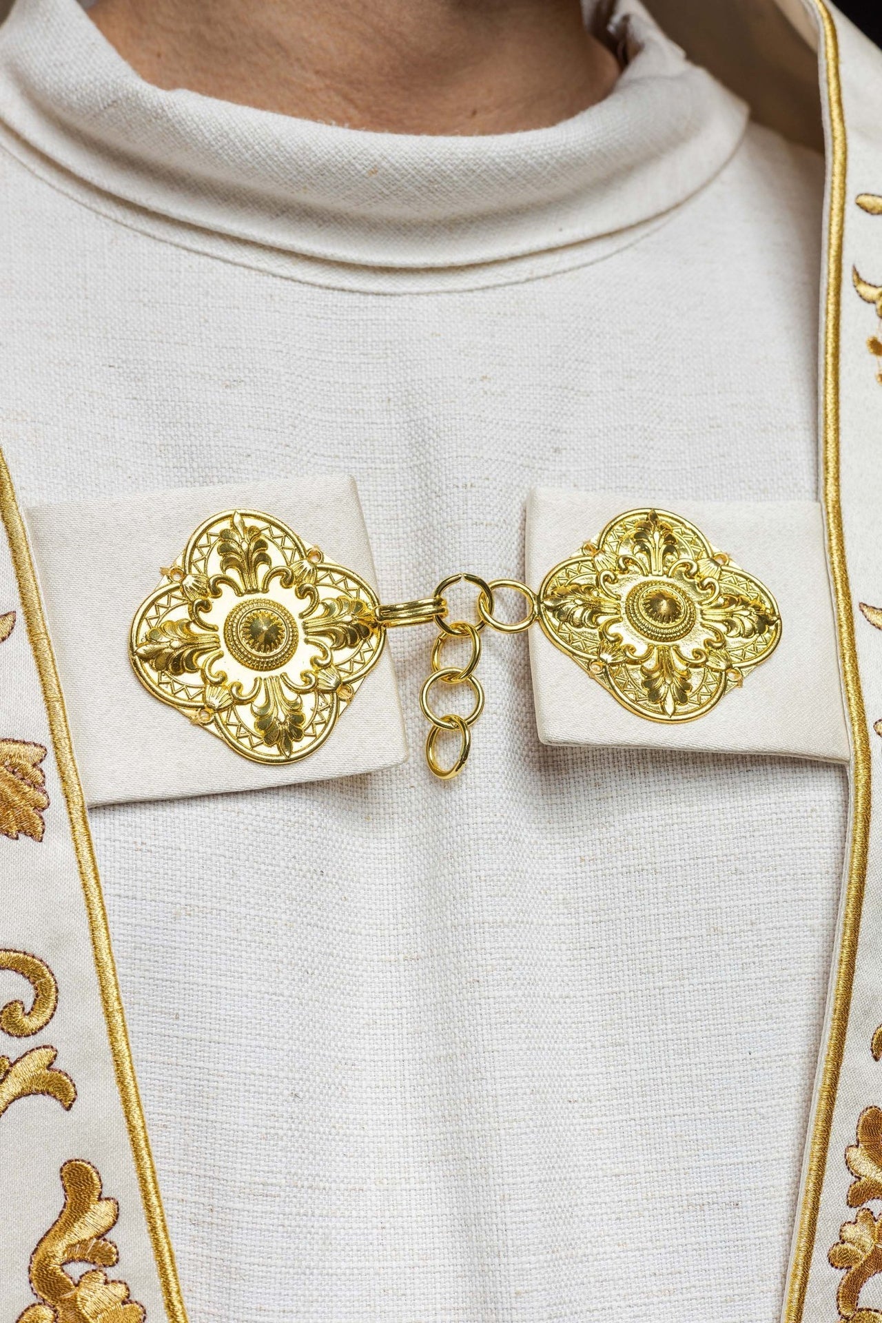 Römischer Umhang aus ecrufarbenem Satin mit gesticktem Herz des Herrn Jesus - MESSGEWANDER.DE
