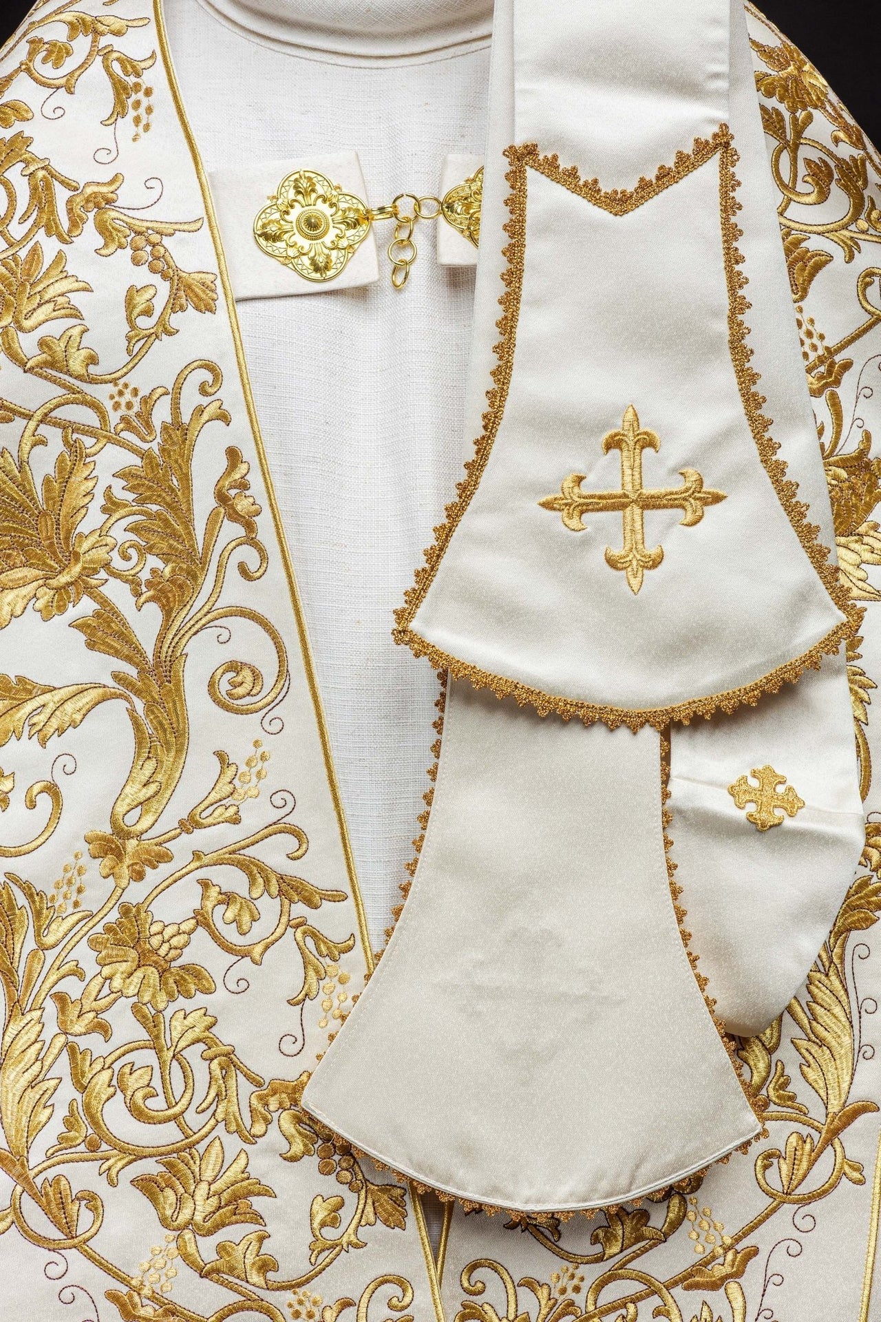 Römischer Umhang aus ecrufarbenem Satin mit gesticktem Herz des Herrn Jesus - MESSGEWANDER.DE