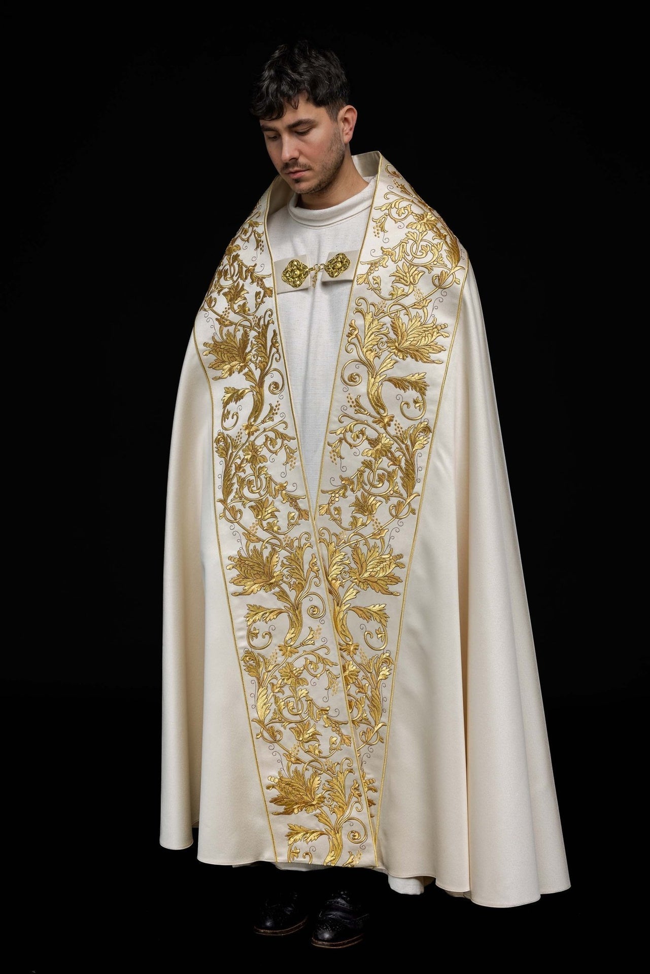 Römischer Umhang aus ecrufarbenem Satin mit gesticktem Herz des Herrn Jesus - MESSGEWANDER.DE