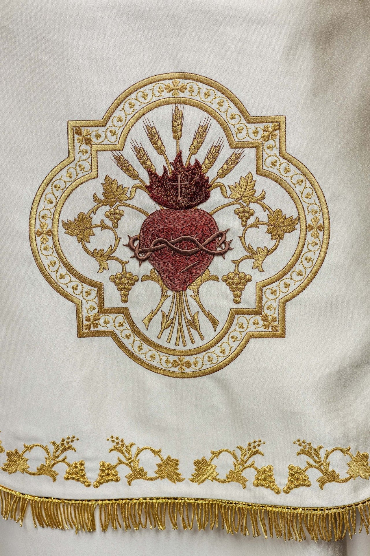 Römischer Umhang aus ecrufarbenem Satin mit gesticktem Herz des Herrn Jesus - MESSGEWANDER.DE