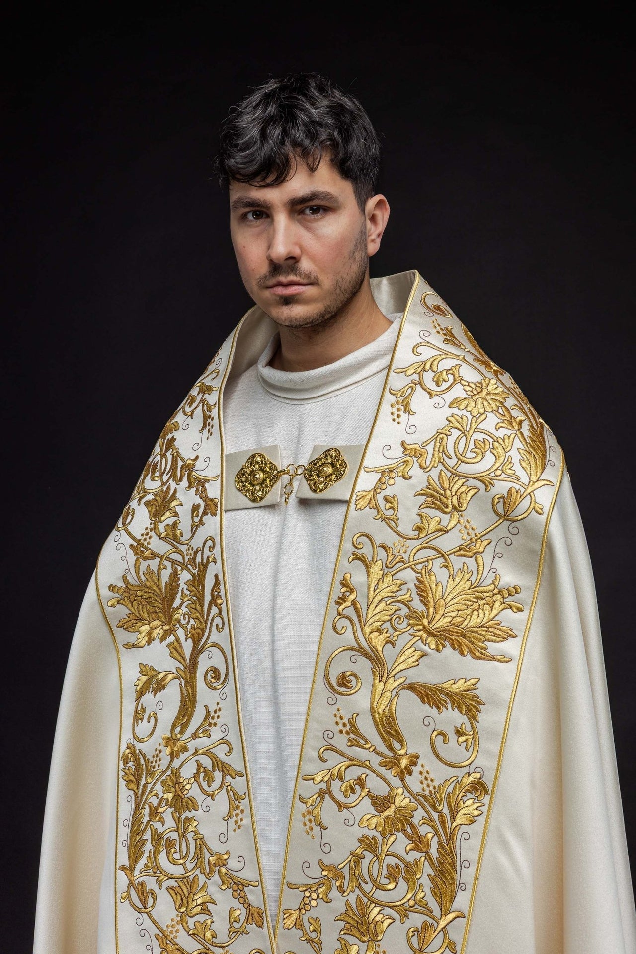 Römischer Umhang aus ecrufarbenem Satin mit gesticktem Herz des Herrn Jesus - MESSGEWANDER.DE